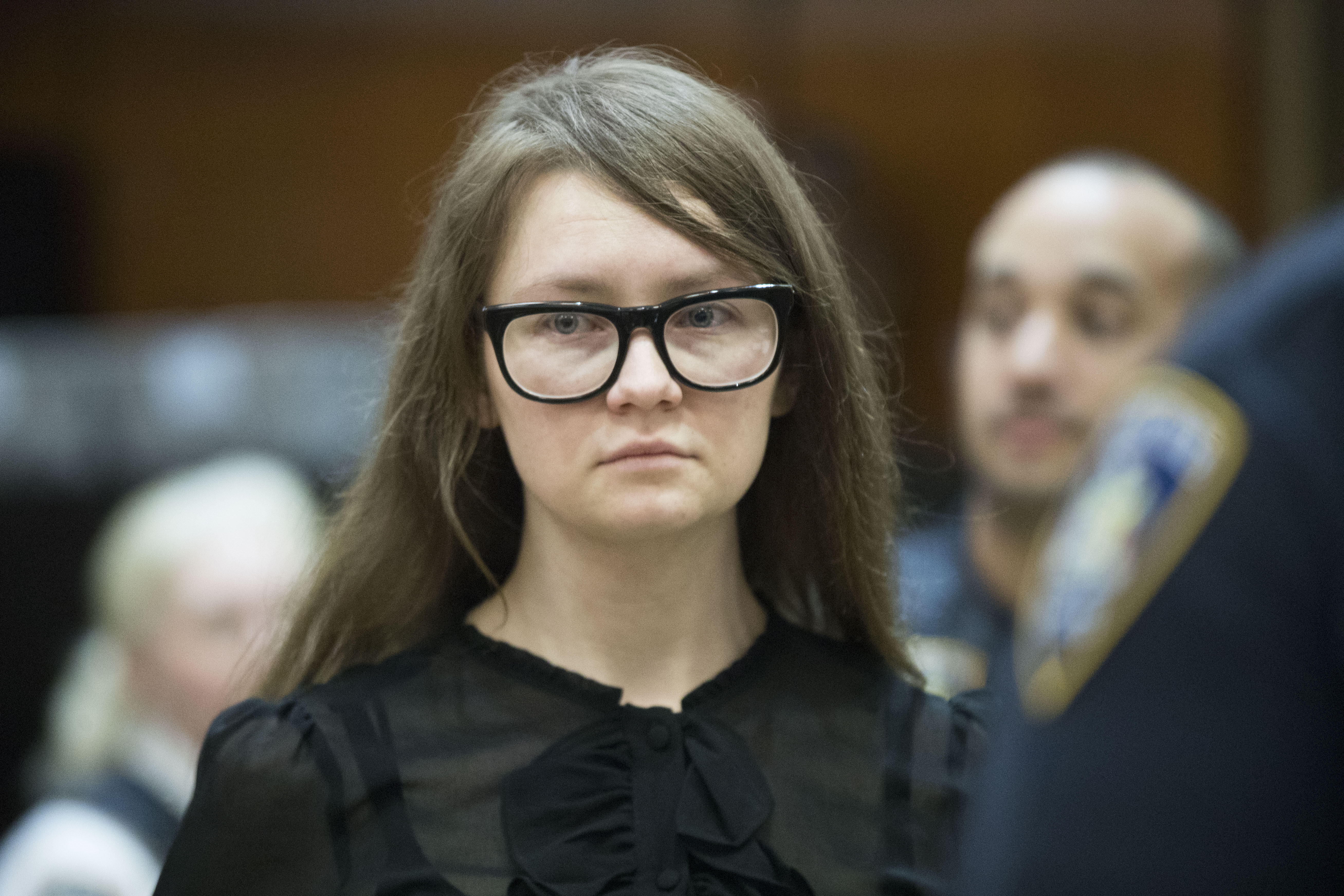 Anna Sorokin fue declarada culpable de robar más de 200.000 dólares estadounidenses (314.150 dólares) de bancos y amigos mientras se abría camino en la sociedad de Nueva York.  Sorokin, que afirmó ser una heredera alemana, está siendo juzgada por hurto mayor y cargos por robo de servicios.  (Foto AP/Mary Altaffer)