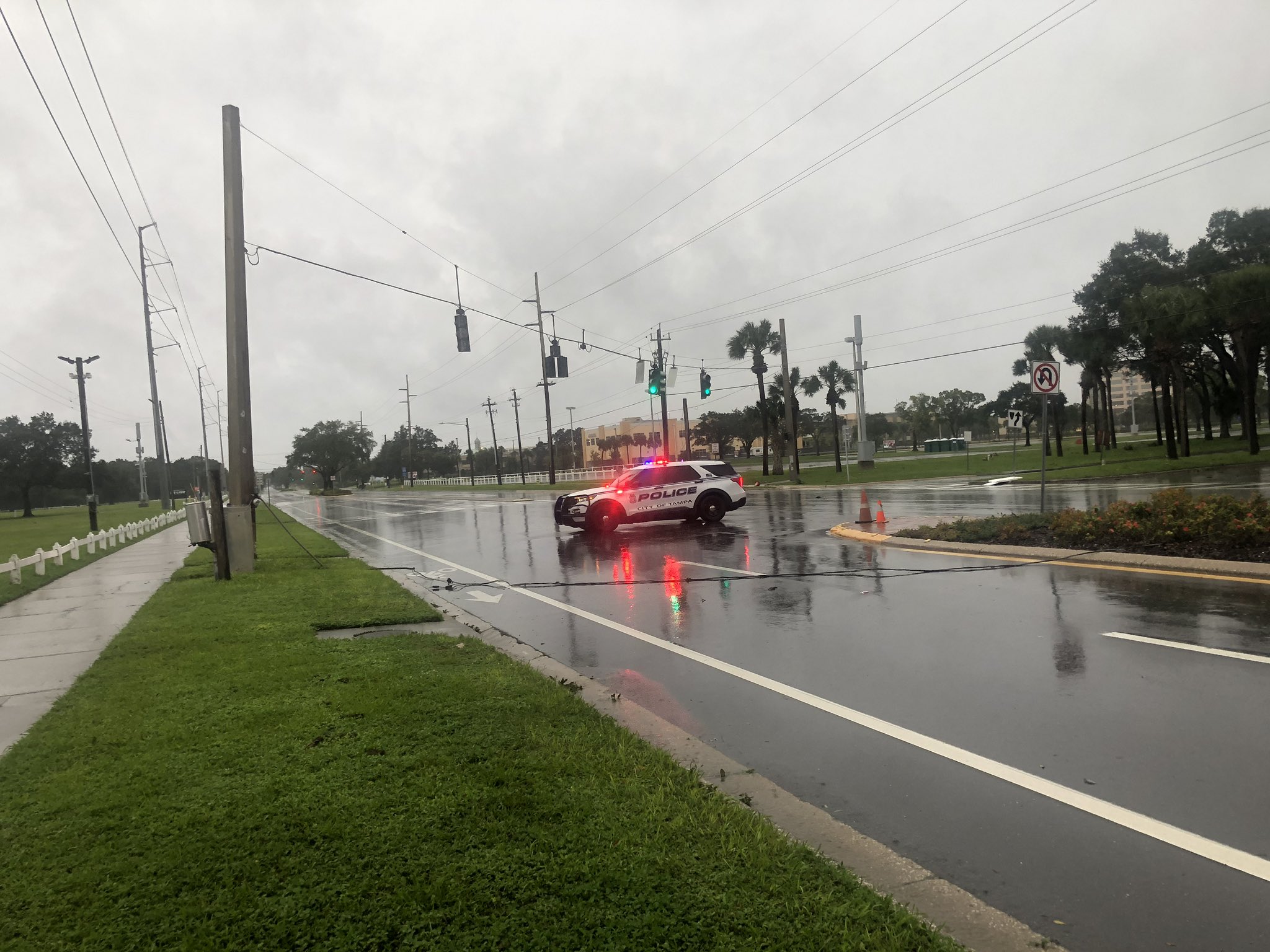 Las líneas eléctricas están siendo derribadas en Tampa mientras el huracán Ian azota Florida.