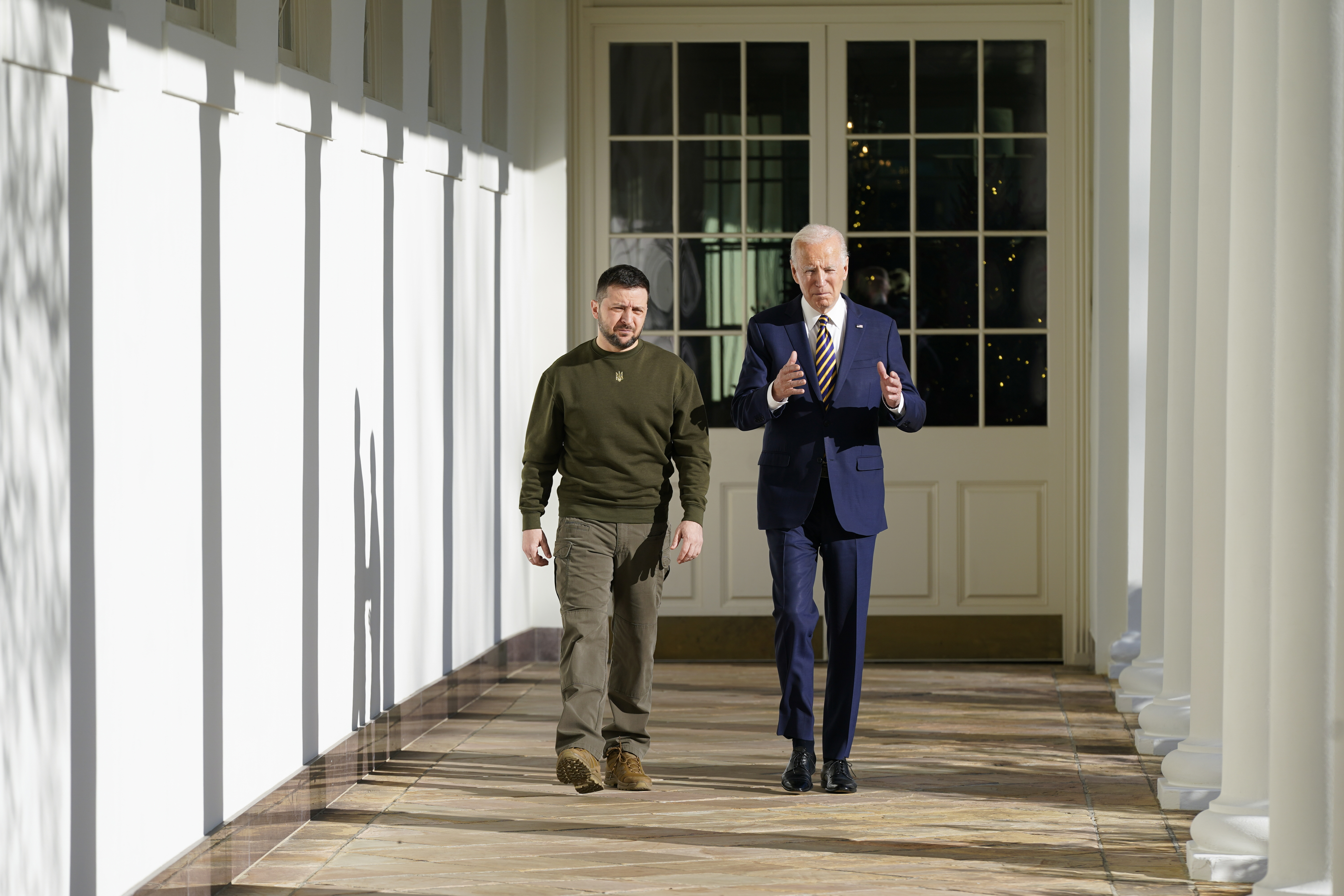 Zelenskyy le dice a Biden: 'Sin compromisos' en el camino hacia la paz