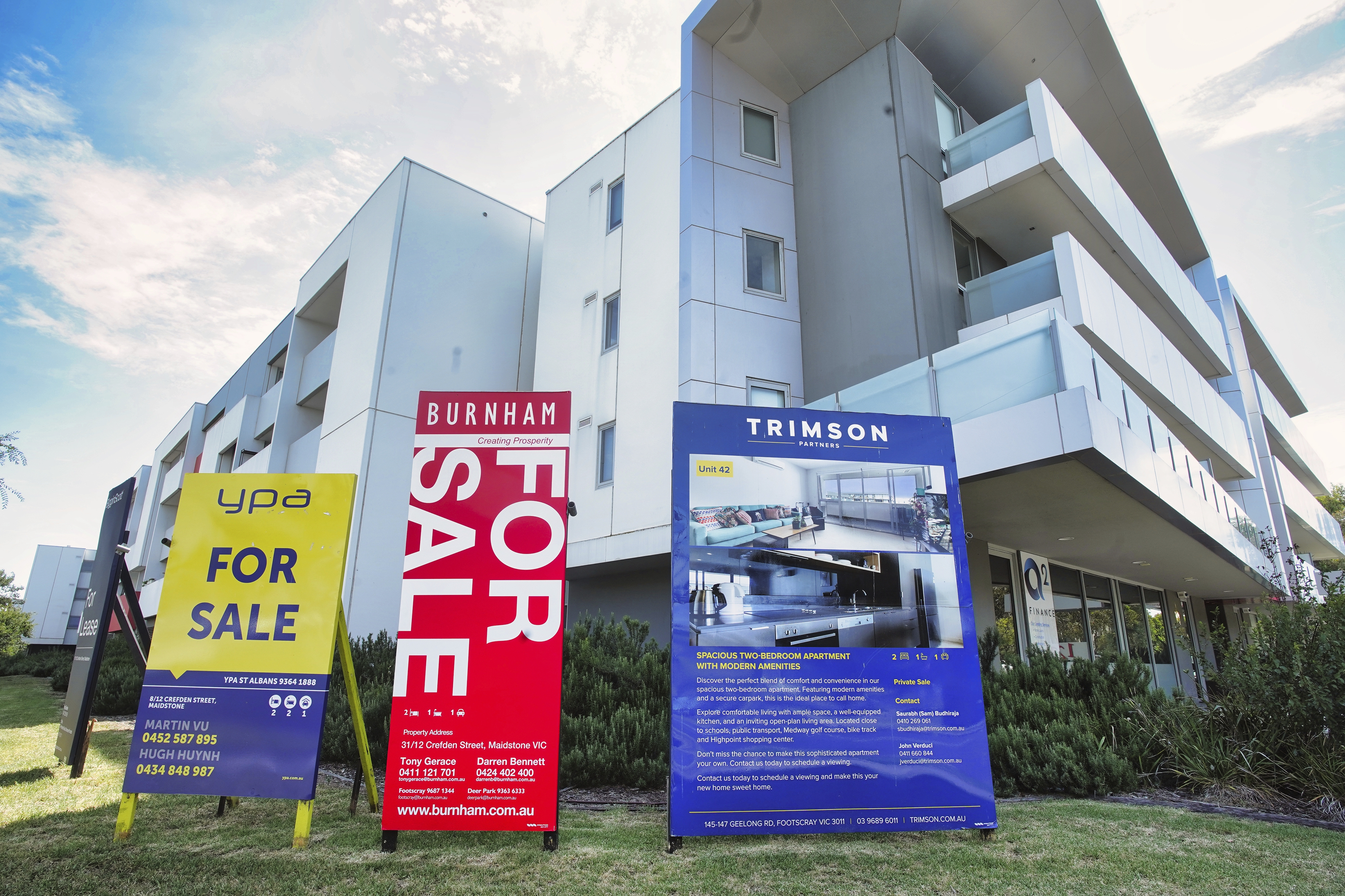 Photo of for sale signs in Maidstone on Sunday  2 February  2025. Photo THE AGE/ LUIS ENRIQUE ASCUI