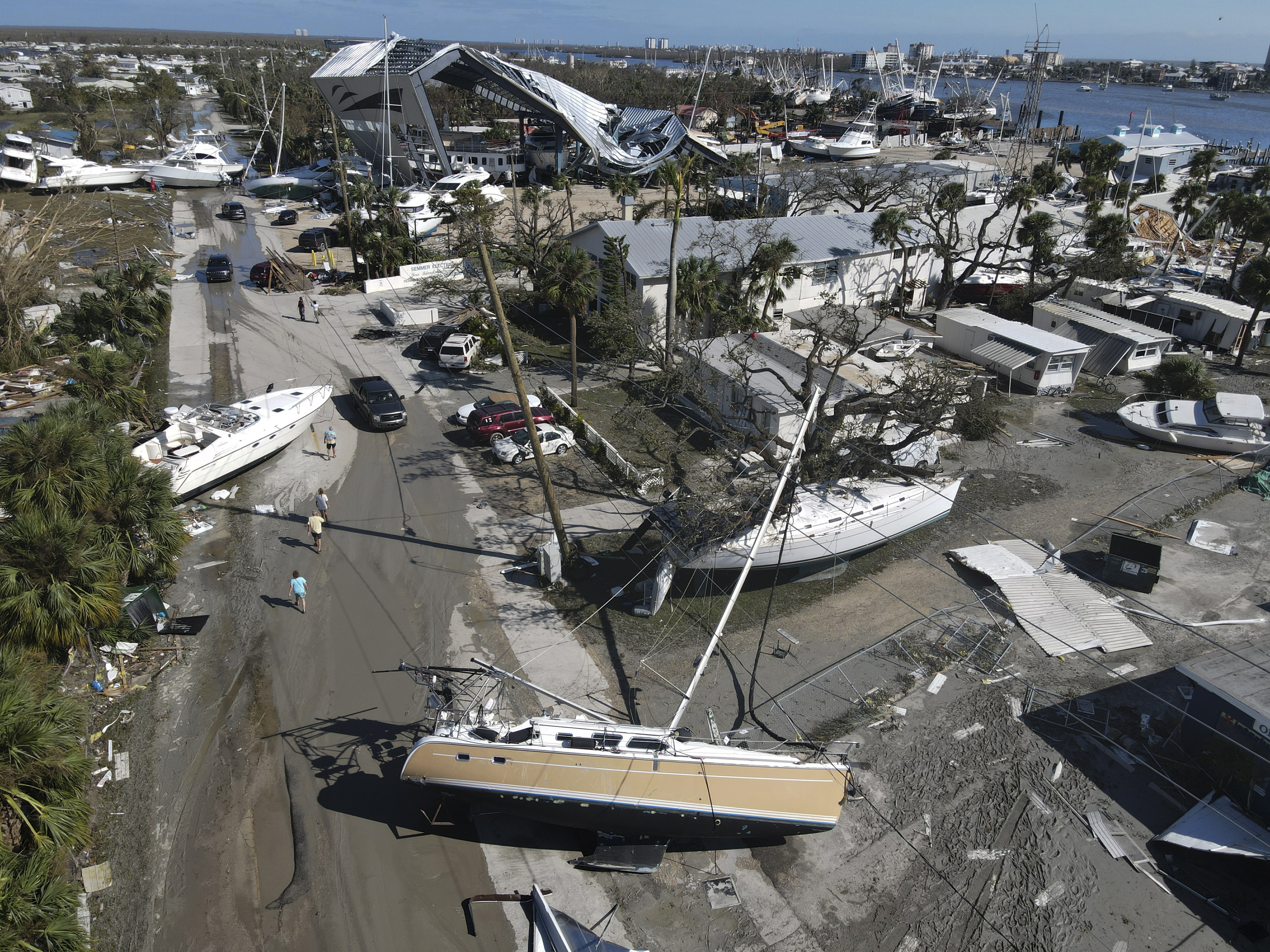 En esta foto tomada por un dron, los botes yacen dispersos en medio de casas móviles después del paso del huracán Ian, en la isla de San Carlos, en Fort Myers Beach, Florida, el jueves 29 de septiembre de 2022