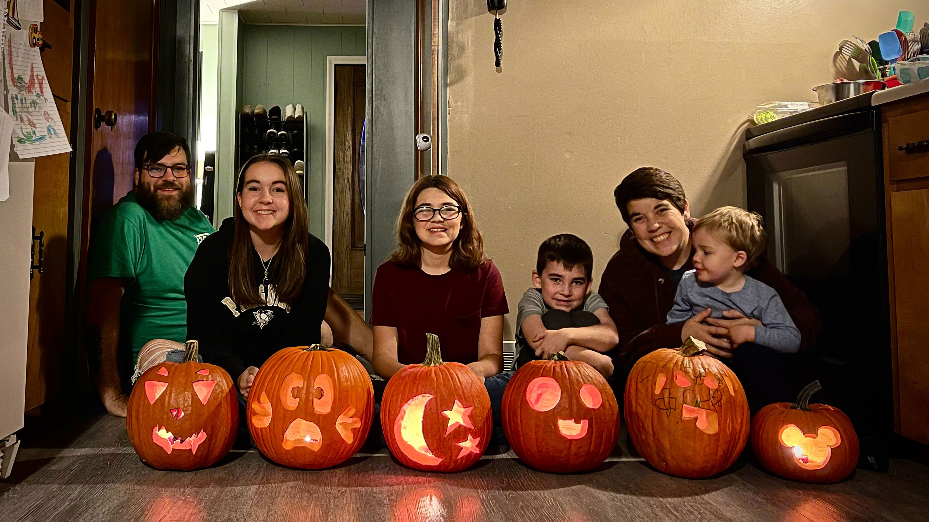 La familia Ratner, aquí celebrando Halloween en 2022 en su hogar en East Palestine, Ohio, está preocupada por los riesgos a largo plazo que los funcionarios ambientales apenas comienzan a evaluar.