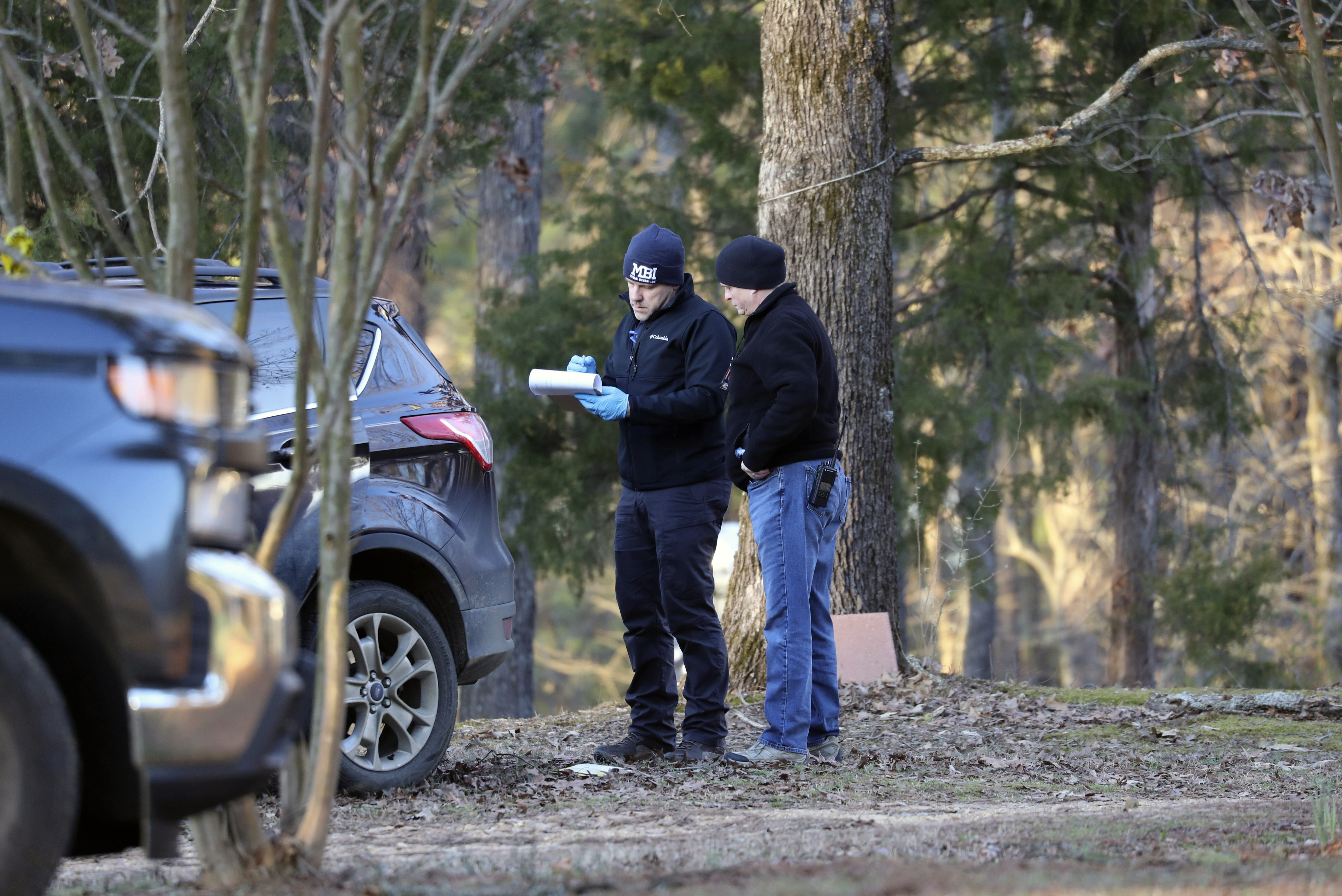 El personal encargado de hacer cumplir la ley investiga la escena de varios tiroteos en Arkabutla Dam Road en Arkabutla, Miss, el viernes 17 de febrero de 2023. 