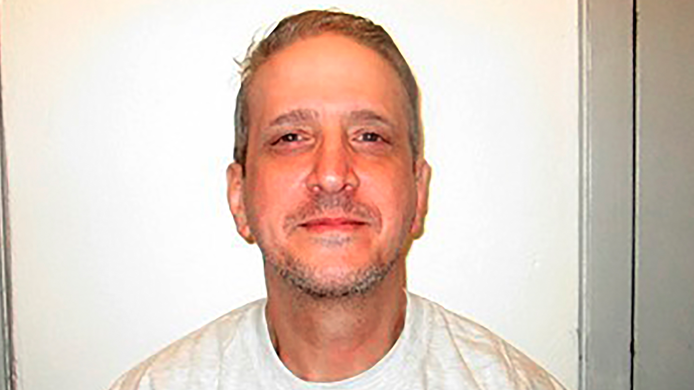 Richard Glossip se ha casado en prisión.  El hombre de 59 años que fue condenado por un asesinato a sueldo en 1997 se casó con su prometida Lea Rodger de 32 años el martes dentro de la penitenciaría estatal en McAlester.