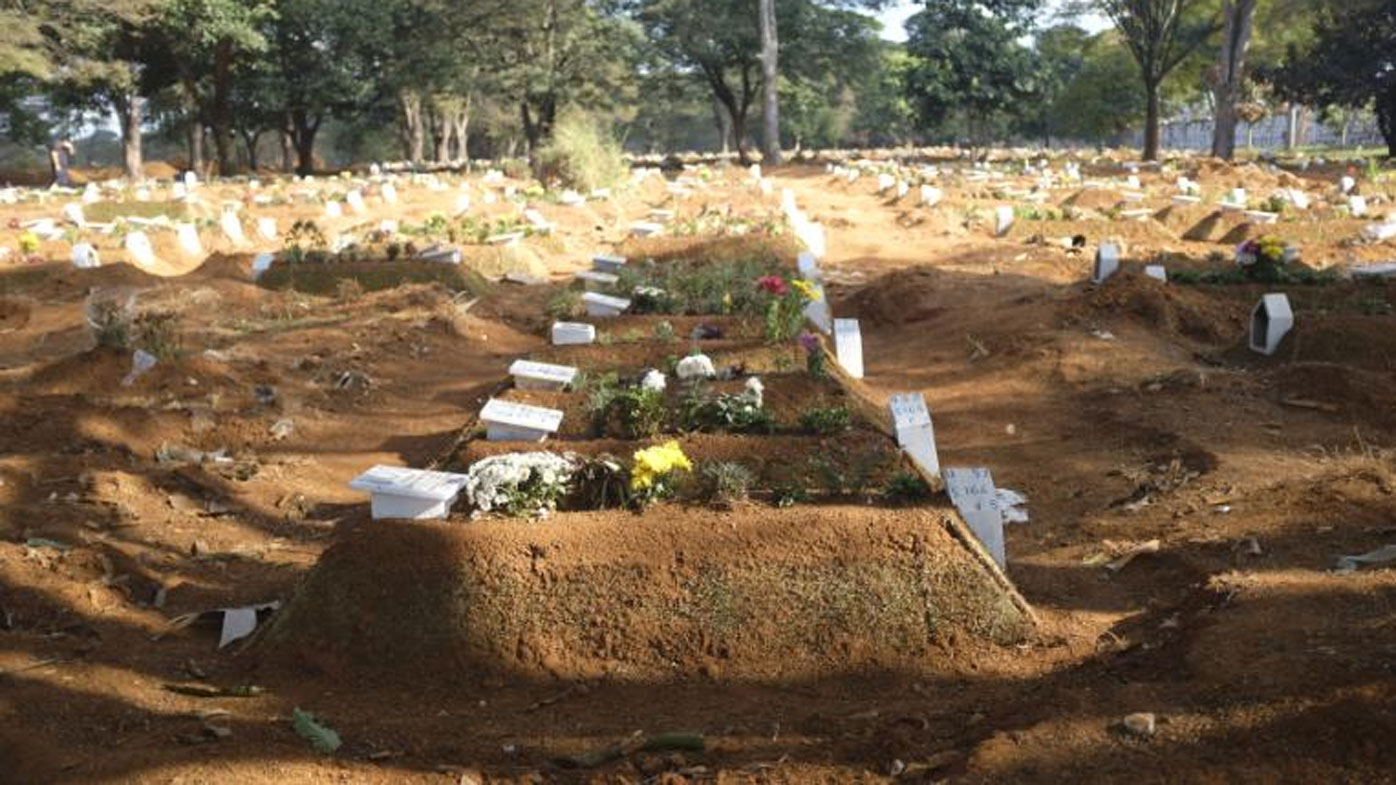 Recently dug graves in the Vila Formosa cemetery.