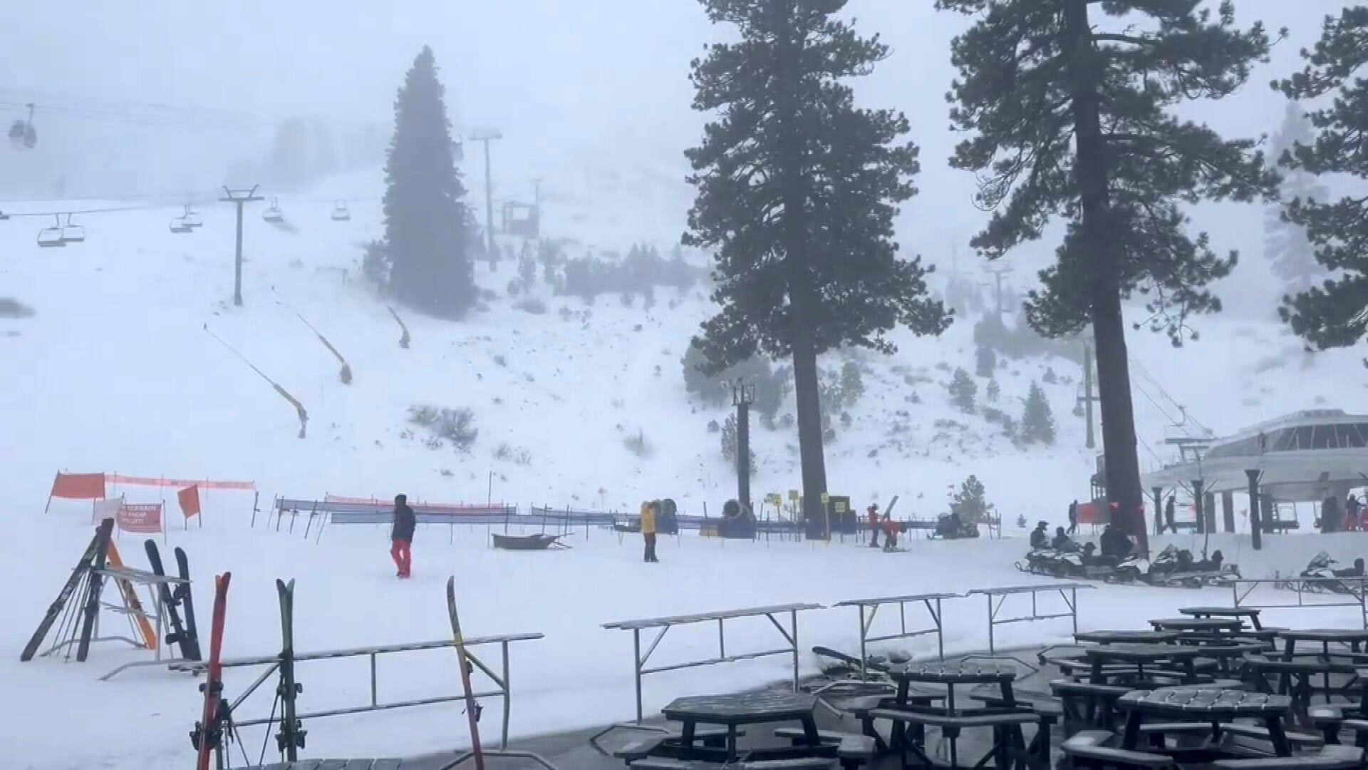 Una estación de esquí de California tras ser azotada por una avalancha.