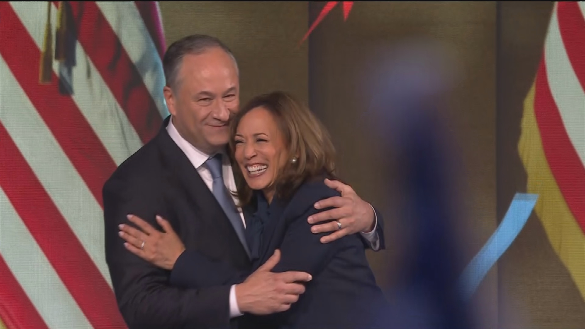 Kamala Harris es abrazada por su esposo Doug Emhoff.