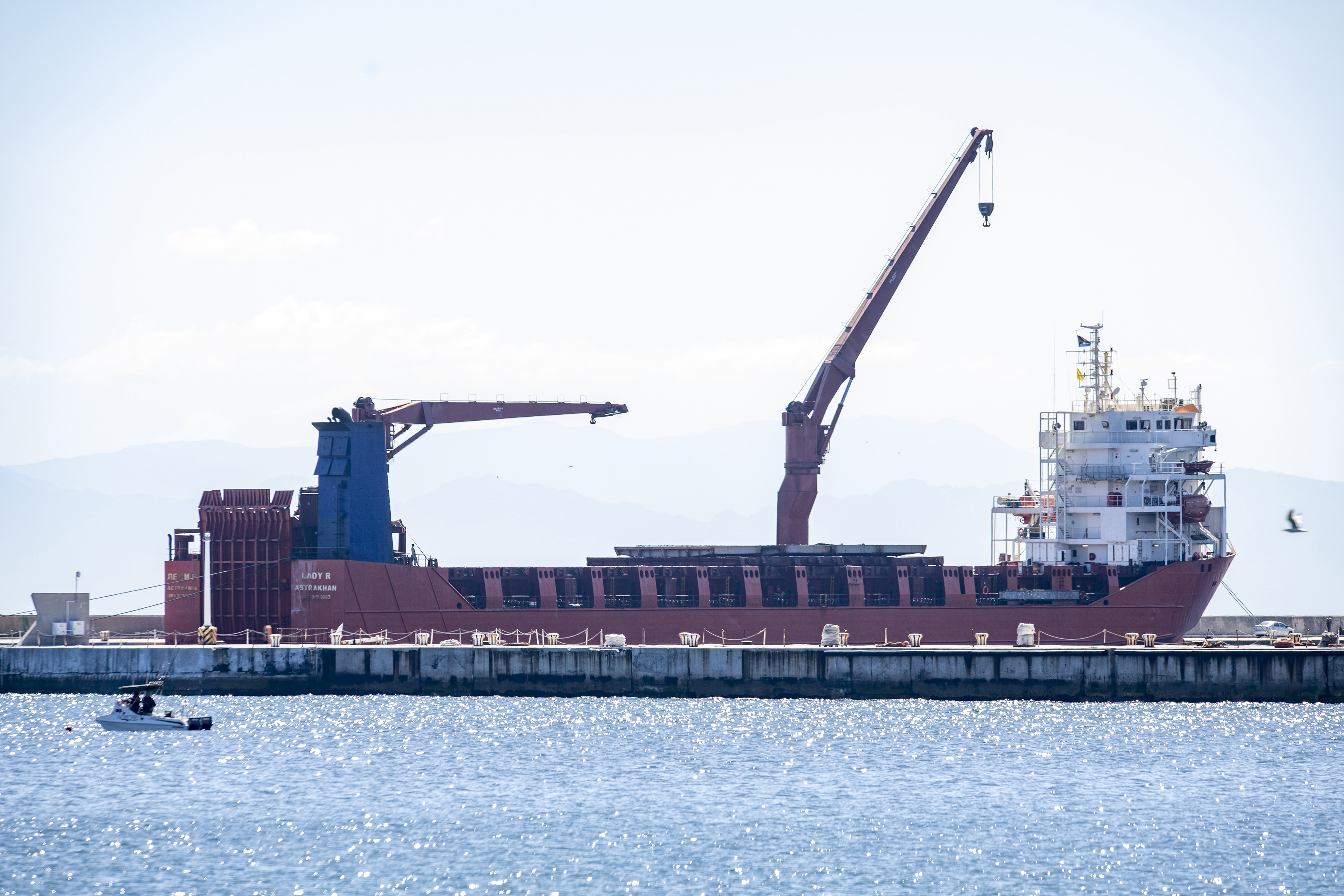 El buque ruso, Lady R, está atracado en la Base Naval de Simon's Town, cerca de Ciudad del Cabo, Sudáfrica, el jueves 8 de diciembre de 2022.