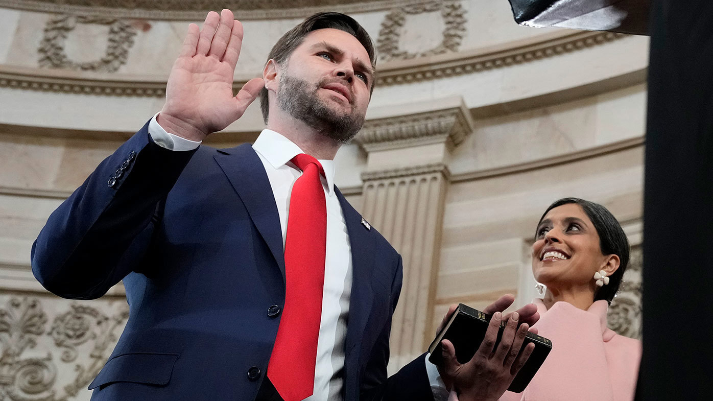 JD Vance pone su mano sobre la Biblia mientras presta juramento junto a su esposa Usha.