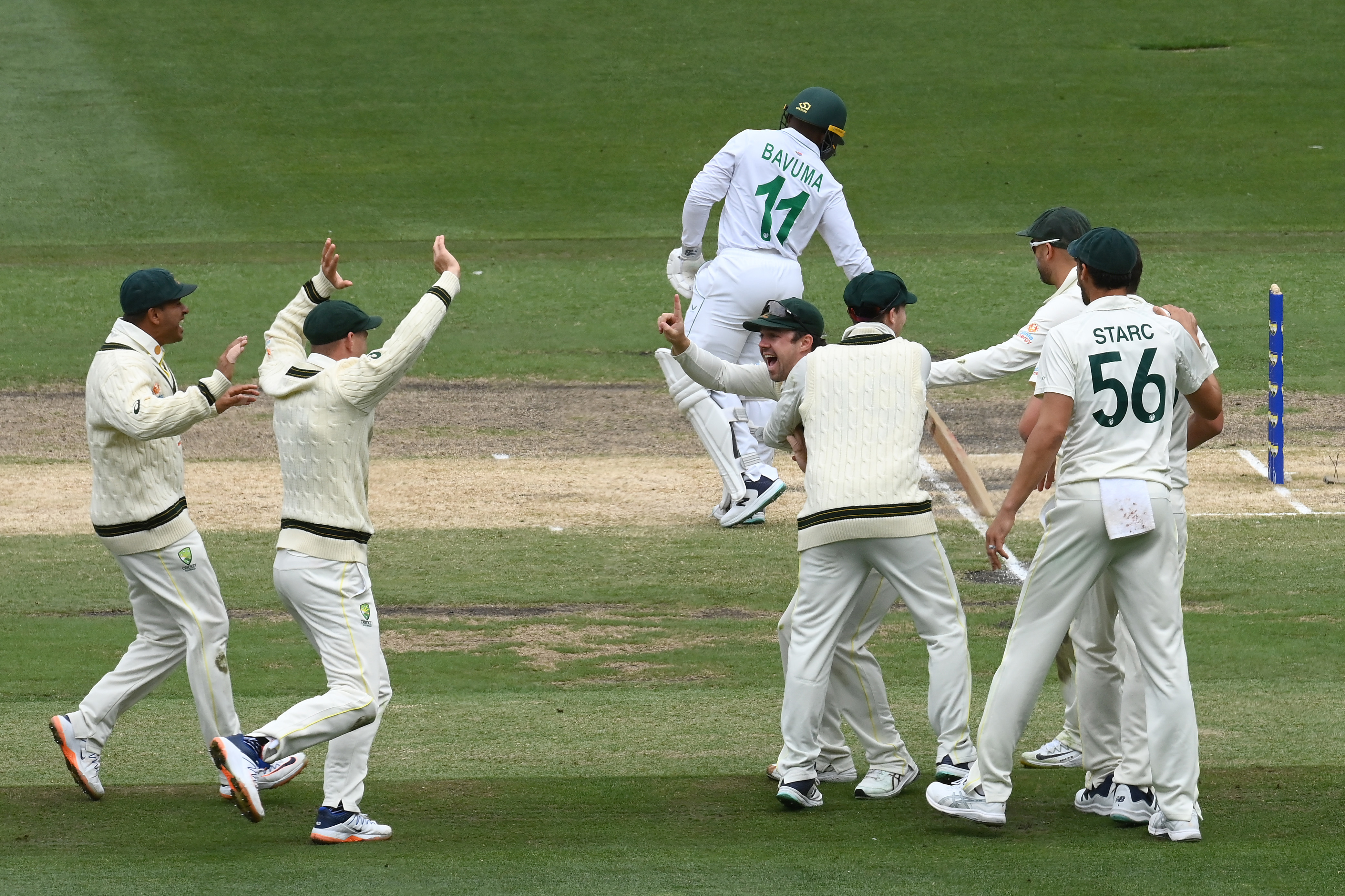 MELBOURNE, AUSTRALIA - DECEMBER 29: Travis Head of Australia is congratulated by team mates after running out of Khaya Zondo of South Africa during day four of the Second Test match in the series between Australia and South Africa at Melbourne Cricket Ground on December 29, 2022 in Melbourne, Australia. (Photo by Quinn Rooney/Getty Images)