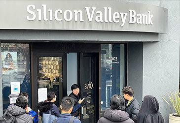 El empleado le dice a la gente fuera de Silicon Valley Bank que la sede está cerrada (Getty)