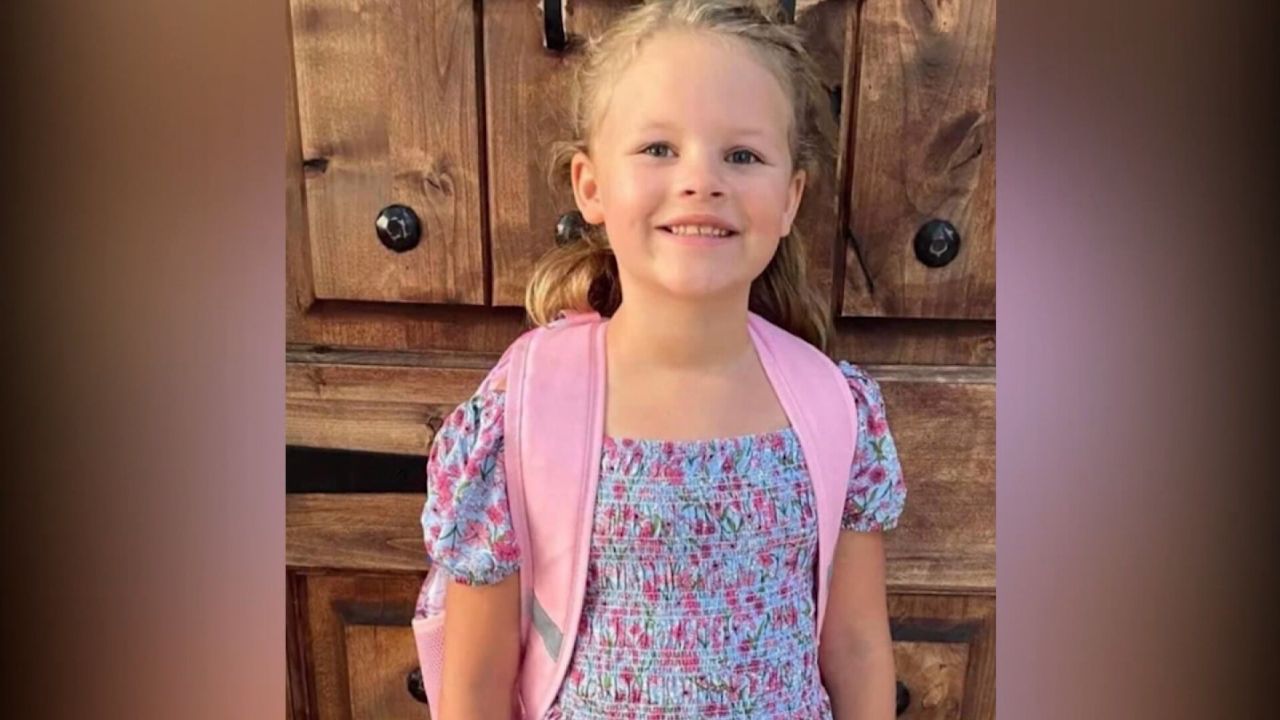 Athena Strand, de 7 años, desapareció de su casa en Texas.  La trabajadora de FedEx, Tanner Lynn Horner, ha sido acusada de su secuestro y asesinato.