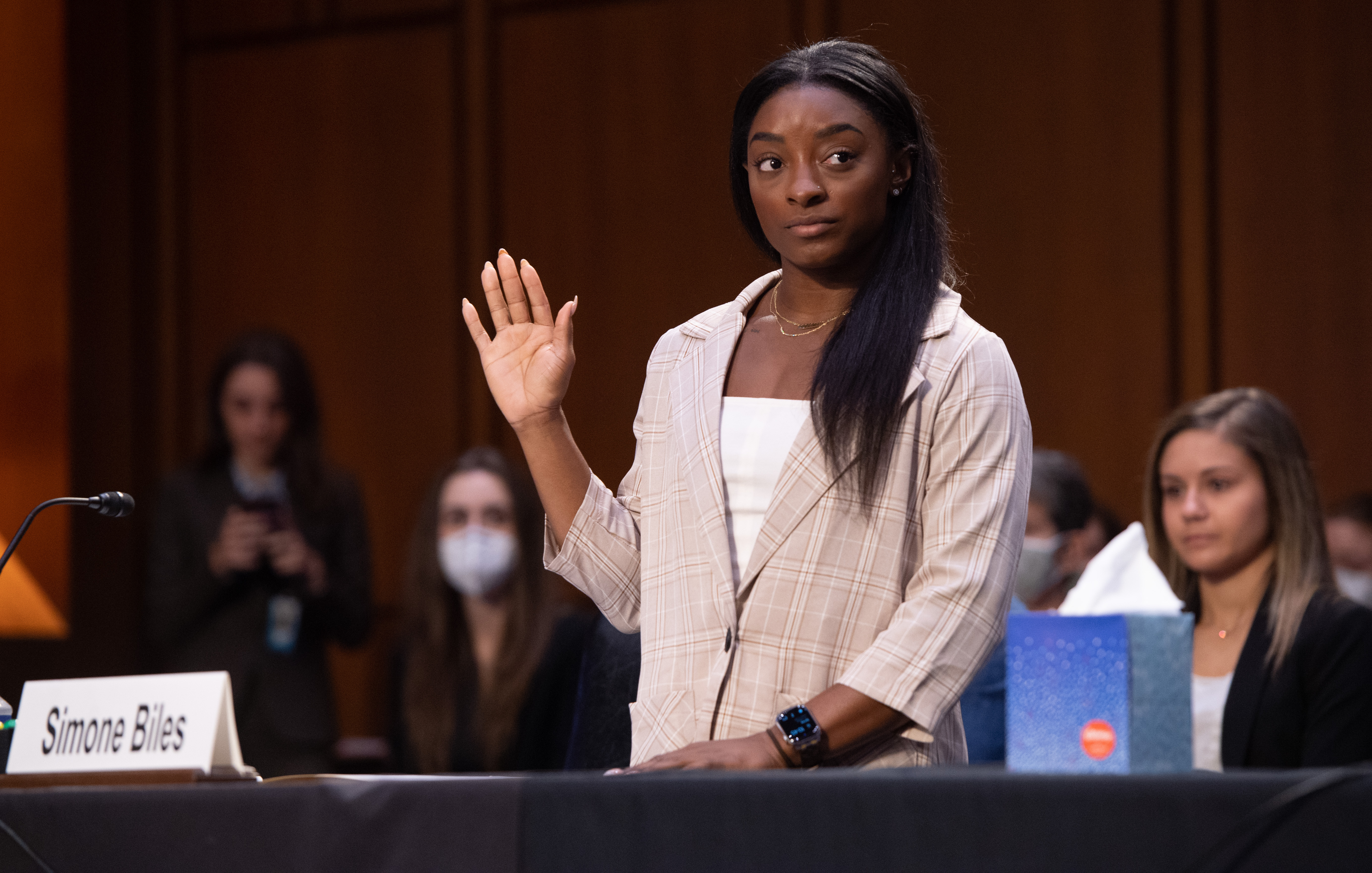 La gimnasta olímpica estadounidense Simone Biles presta juramento para testificar durante una audiencia del Poder Judicial del Senado sobre el informe del Inspector General sobre el manejo del FBI de la investigación de abuso sexual de Larry Nassar.