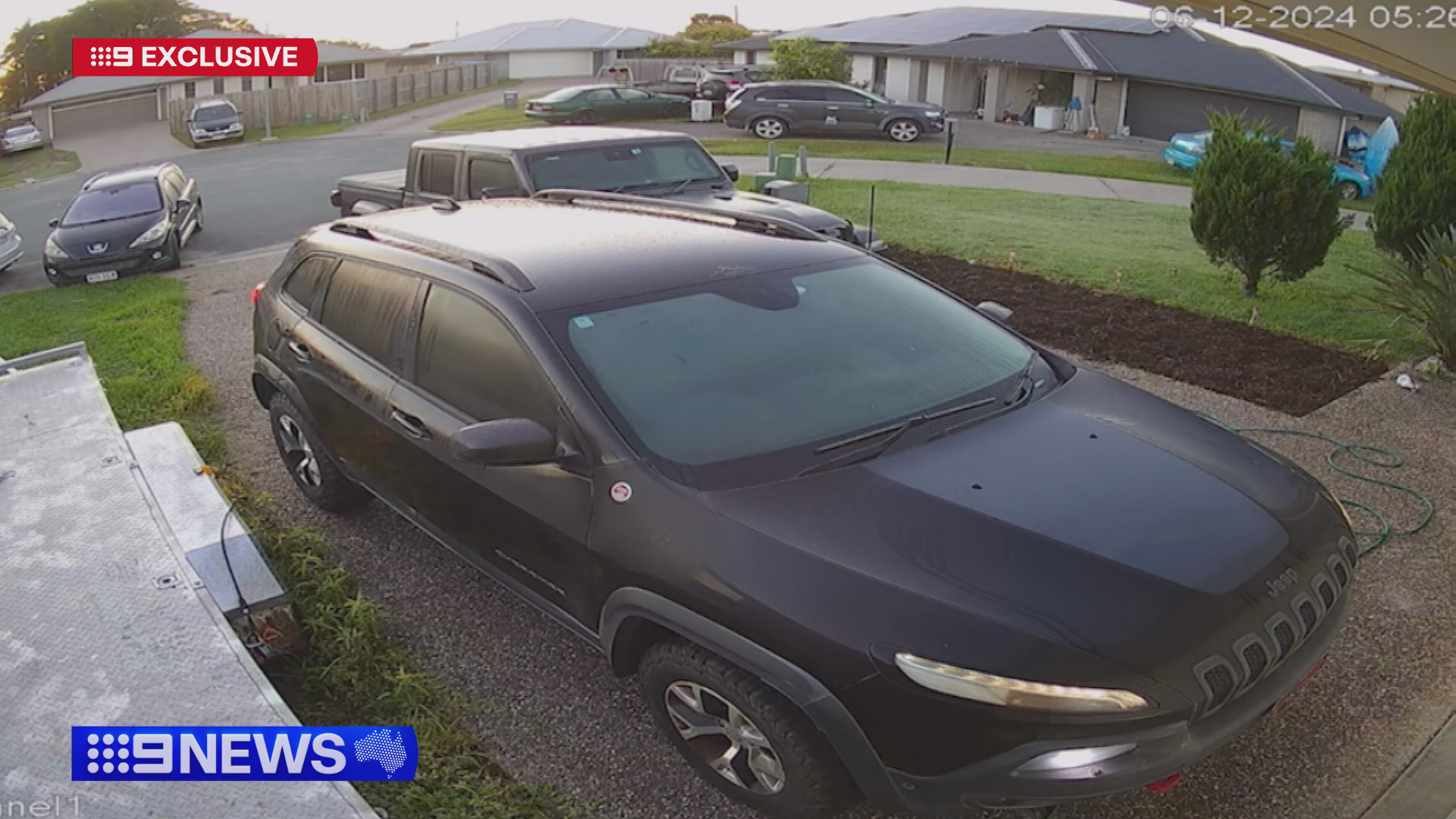 Tradie chases after allegedly stolen Jeep on Queensland Highway