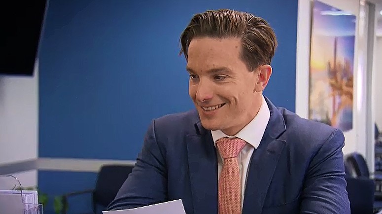 Doctor John Hodgen from the Eye Health Centre diagnosed Wally with a debilitating eye condition called Corneal Erosion as well as dry eye. 