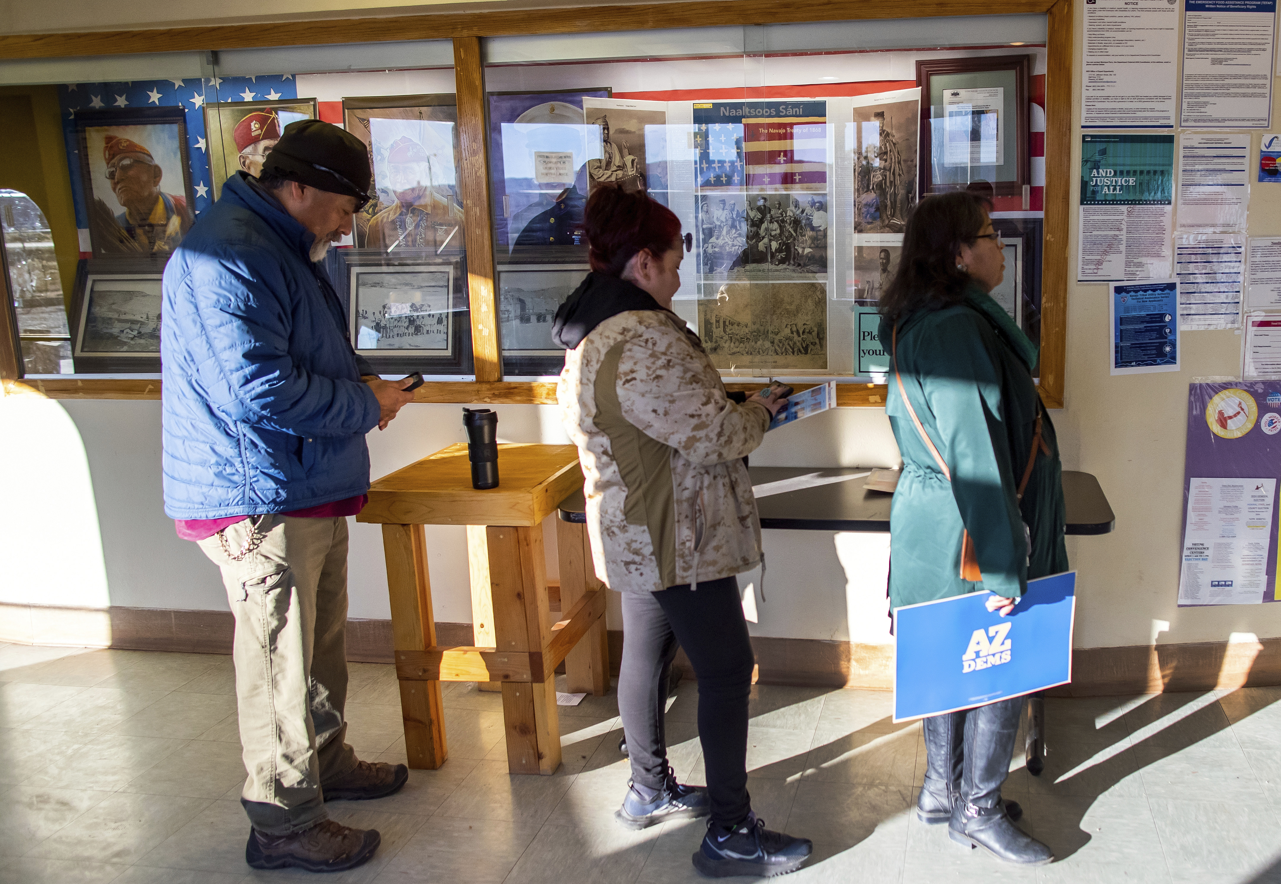 Los votantes hacen fila para votar en un colegio electoral de la Nación Navajo en Fort Defiance, Arizona, el día de las elecciones, el martes 5 de noviembre de 2024. (Foto AP/Andres Leighton)