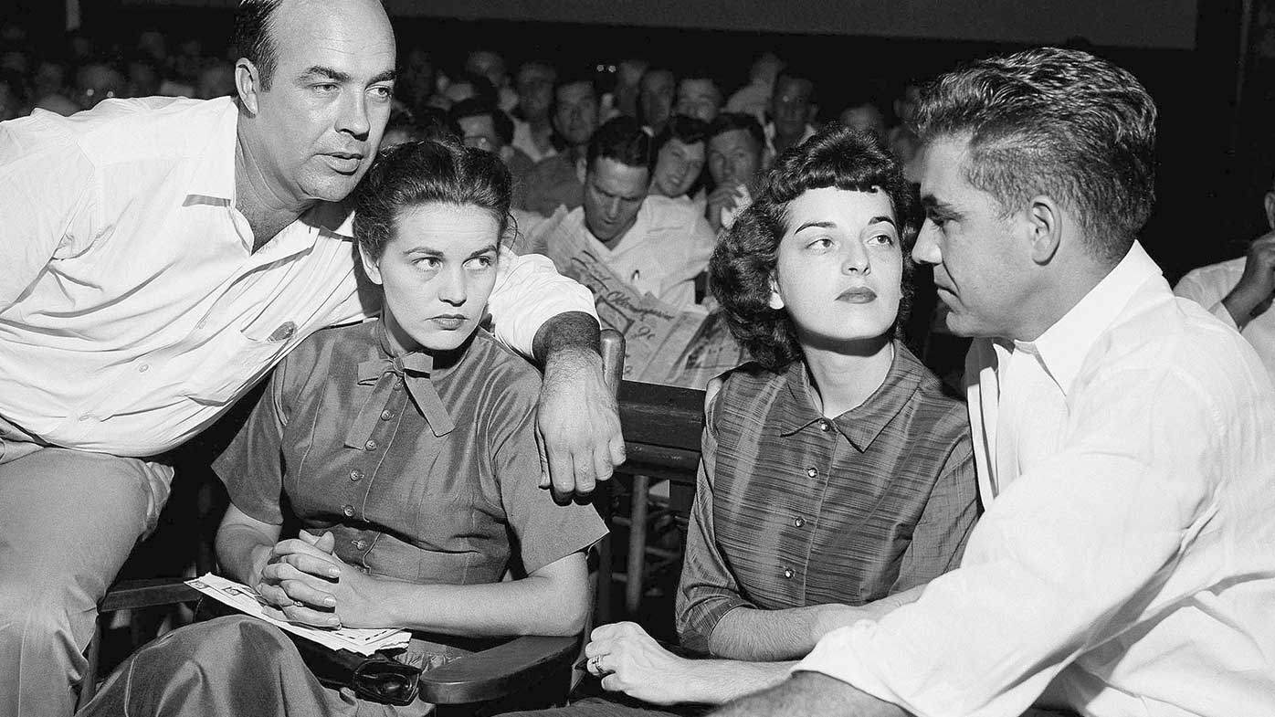 Carolyn Bryant Donham, segunda desde la izquierda, la mujer blanca que acusó al adolescente negro Emmett Till de hacer insinuaciones indebidas antes de que lo lincharan en Mississippi en 1955 murió.