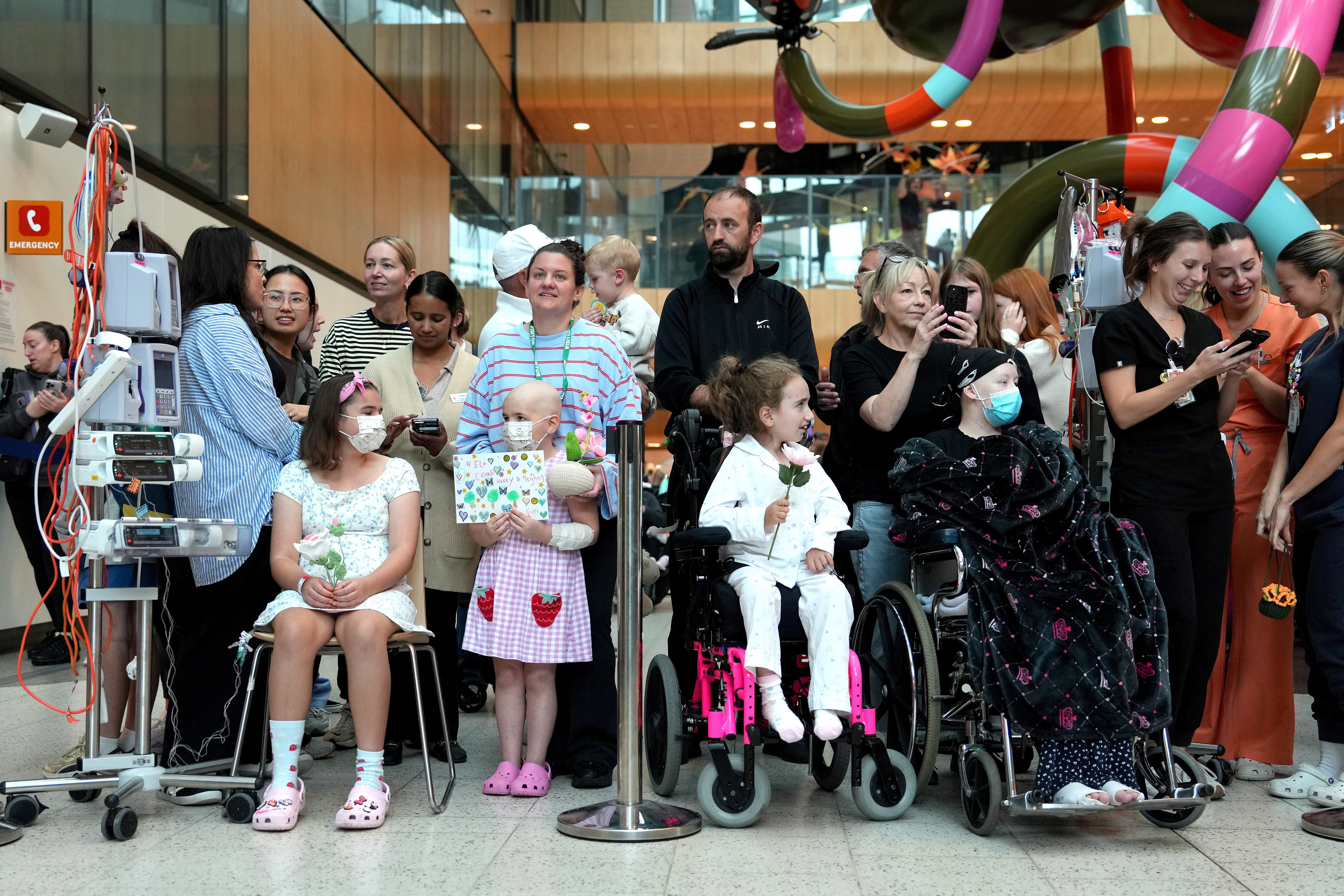 ELBOURNE, AUSTRALIA - APRIL 14: Children with their parents wait for the arrival of Prince Harry, Duke of Sussex and Meghan, Duchess of Sussex during their visit to the Royal Children's Hospital on April 14, 2026 in Melbourne, Australia. The Duke and Duchess of Sussex are on a four-day visit to Australia, with engagements across Melbourne, Canberra and Sydney. (Photo by Asanka Ratnayake/Getty Images)