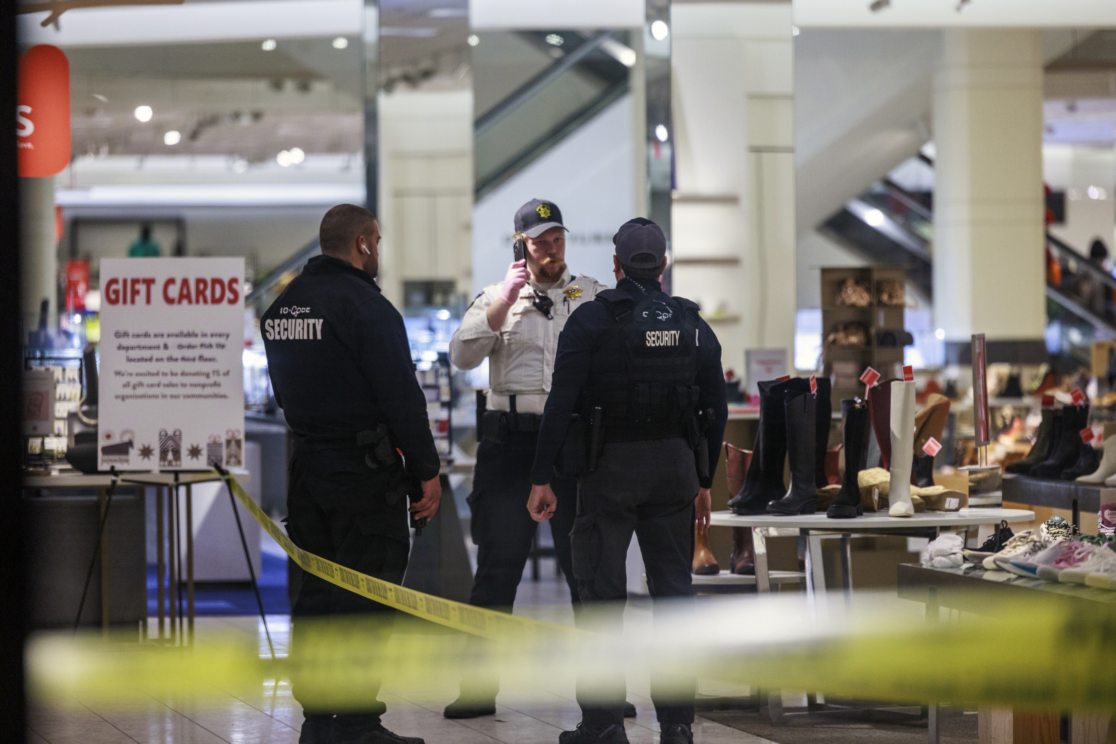 Adolescente muerto en tiroteo en Mall of America, compradores navideños encerrados