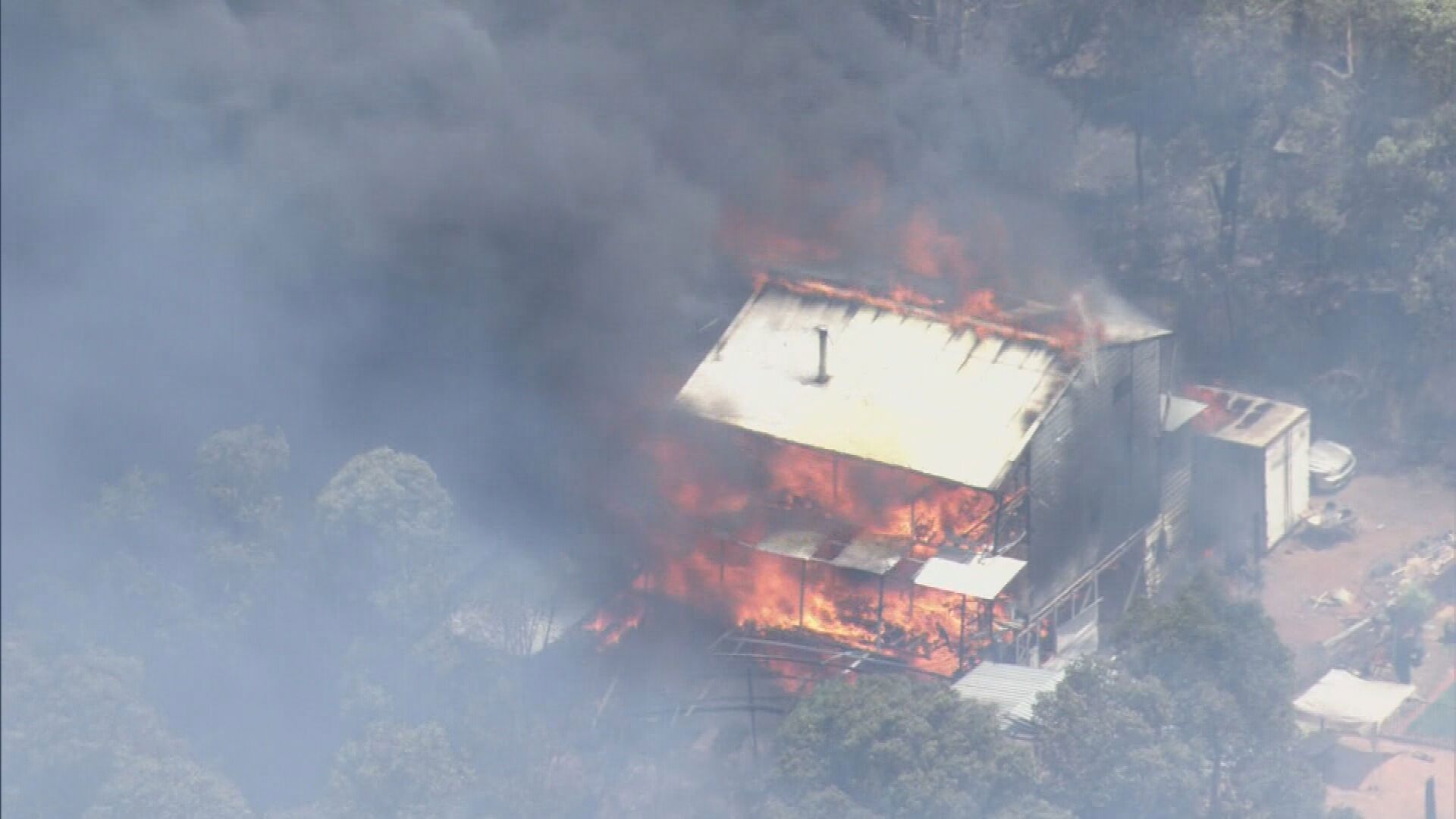 Firefighters are desperately working to contain bushfires across Perth's eastern and northern suburbs.﻿