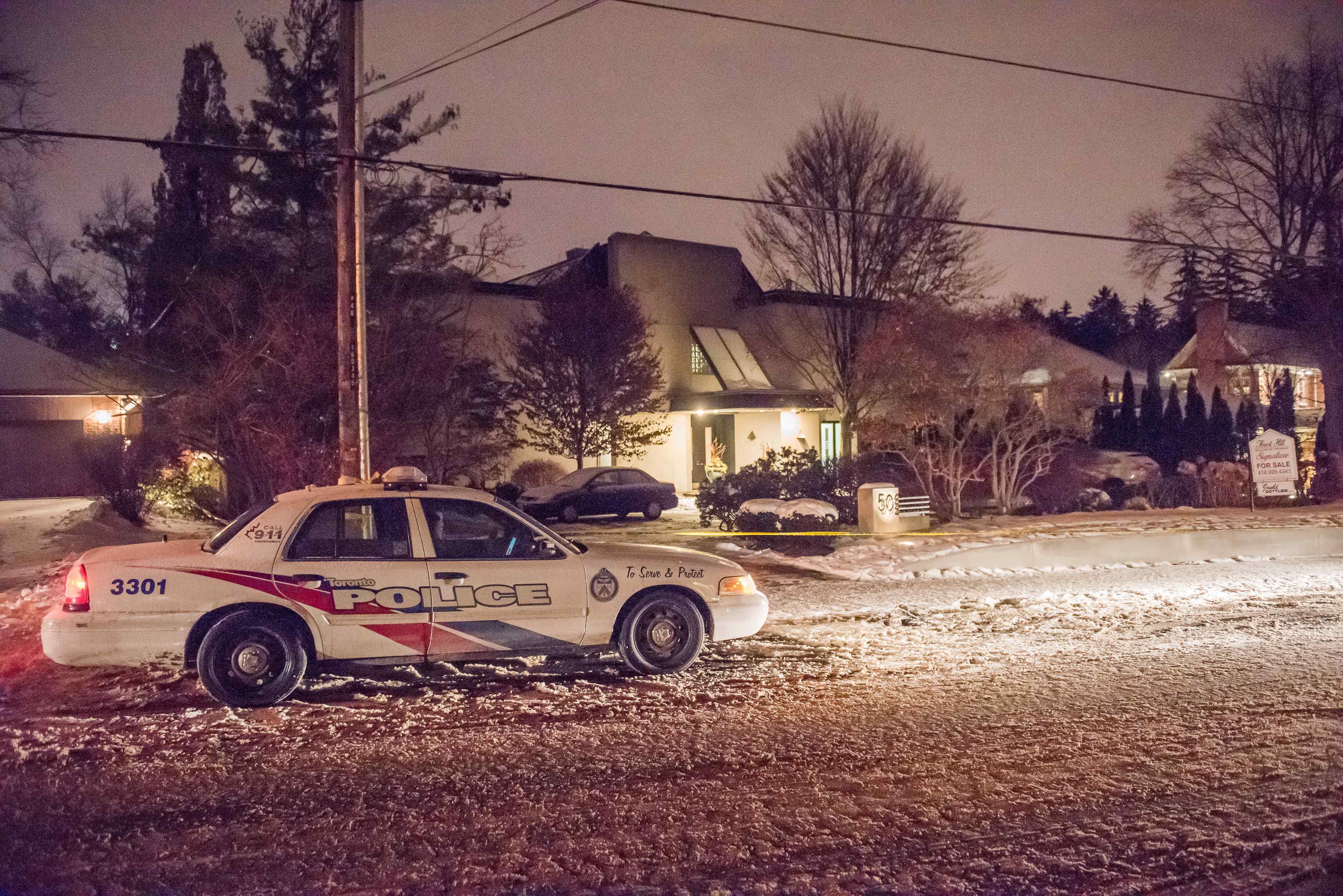 La policía fuera de la residencia de Toronto de Barry y Honey Sherman después de que fueron encontrados muertos el 15 de diciembre de 2017.