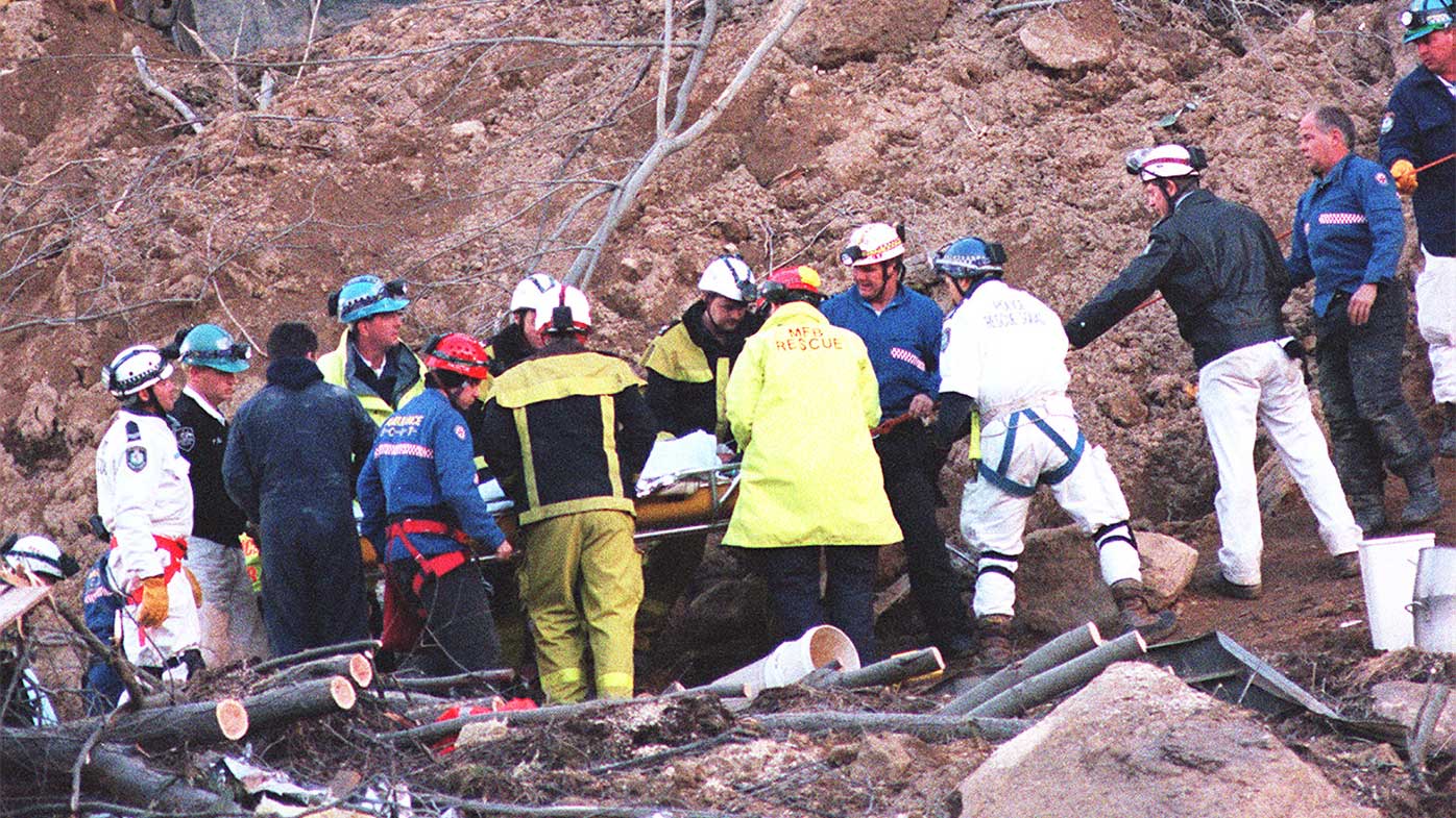 Rescuers extracting Stuart Diver from the rubble of the Thredbo landslide.