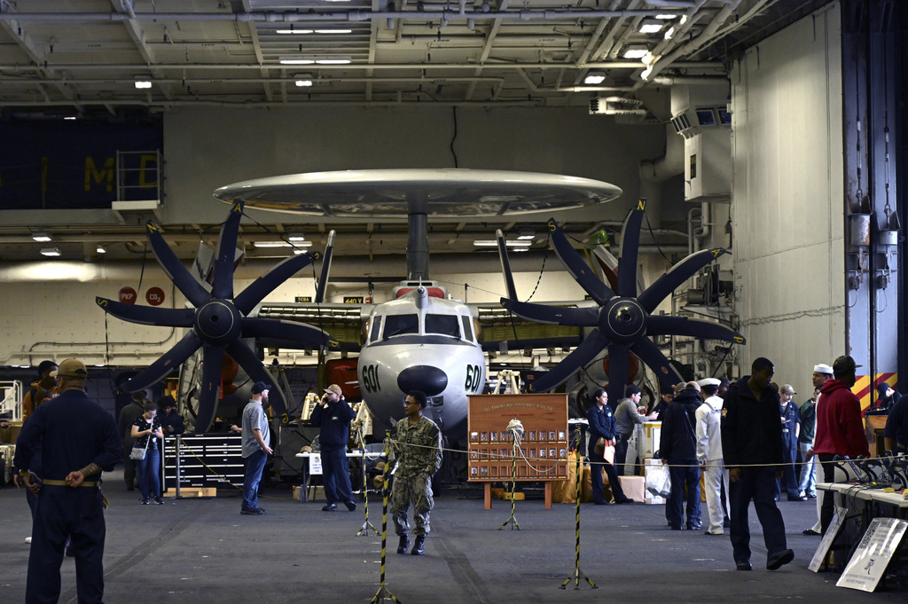 Los miembros de la tripulación caminan en un avión en el hangar del Theodore Roosevelt (CVN 71), un portaaviones de propulsión nuclear, anclado en la Base Naval de Busan, en Busan, Corea del Sur, el sábado 22 de junio de 2024.