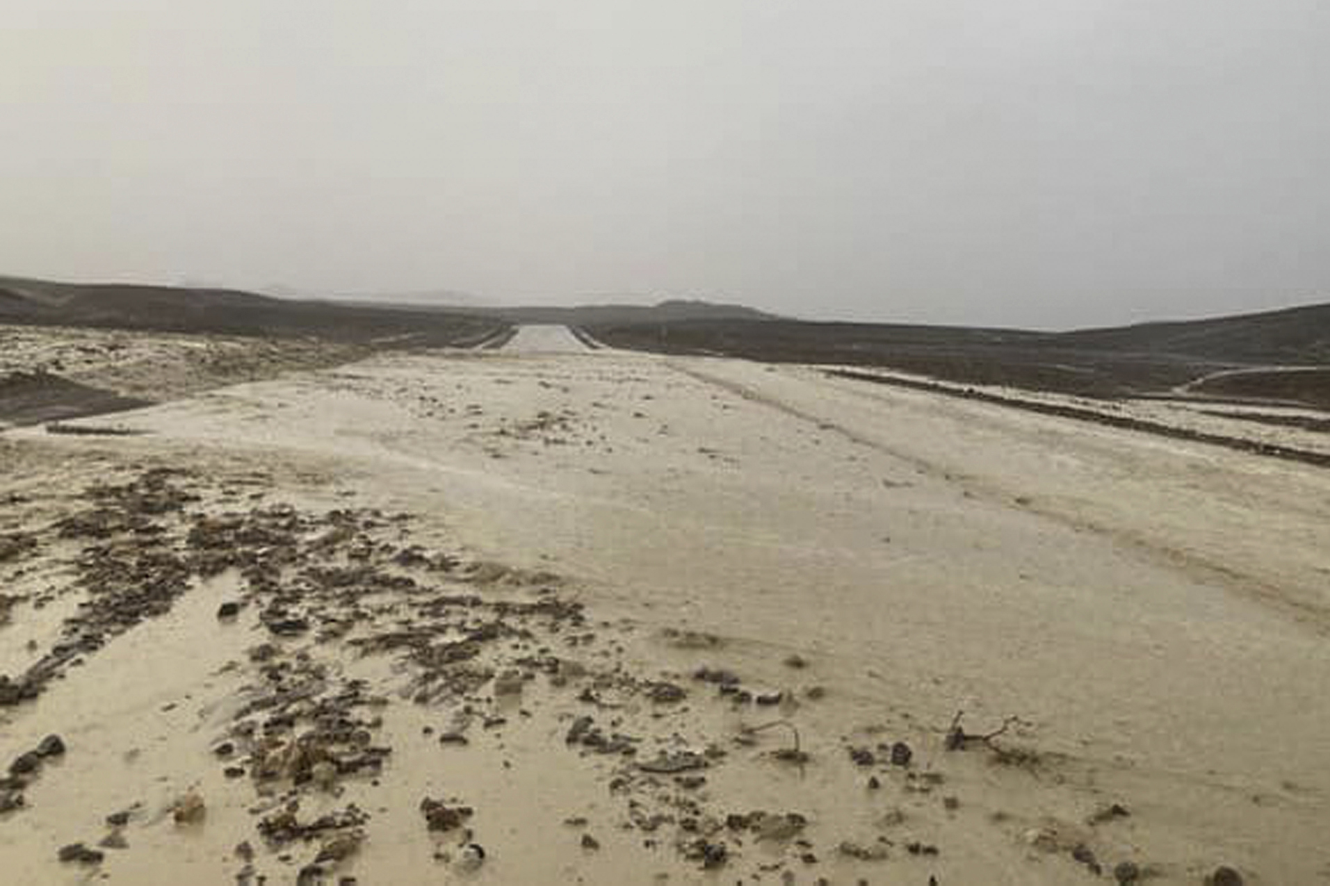 Los turistas encuentran seguridad después de que las inundaciones cierran las carreteras del Valle de la Muerte