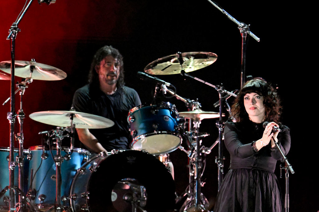 INGLEWOOD, CALIFORNIA - JANUARY 30: Violet Grohl (R) performs onstage with Dave Grohl and Nirvana band members during the FIREAID Benefit Concert for California Fire Relief at The Kia Forum on January 30, 2025 in Inglewood, California.  (Photo by Scott Dudelson/Getty Images for FIREAID)