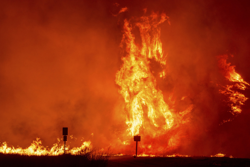 Progreso realizado en llamas al norte de Los Ángeles, nuevas incendios en el sur de California