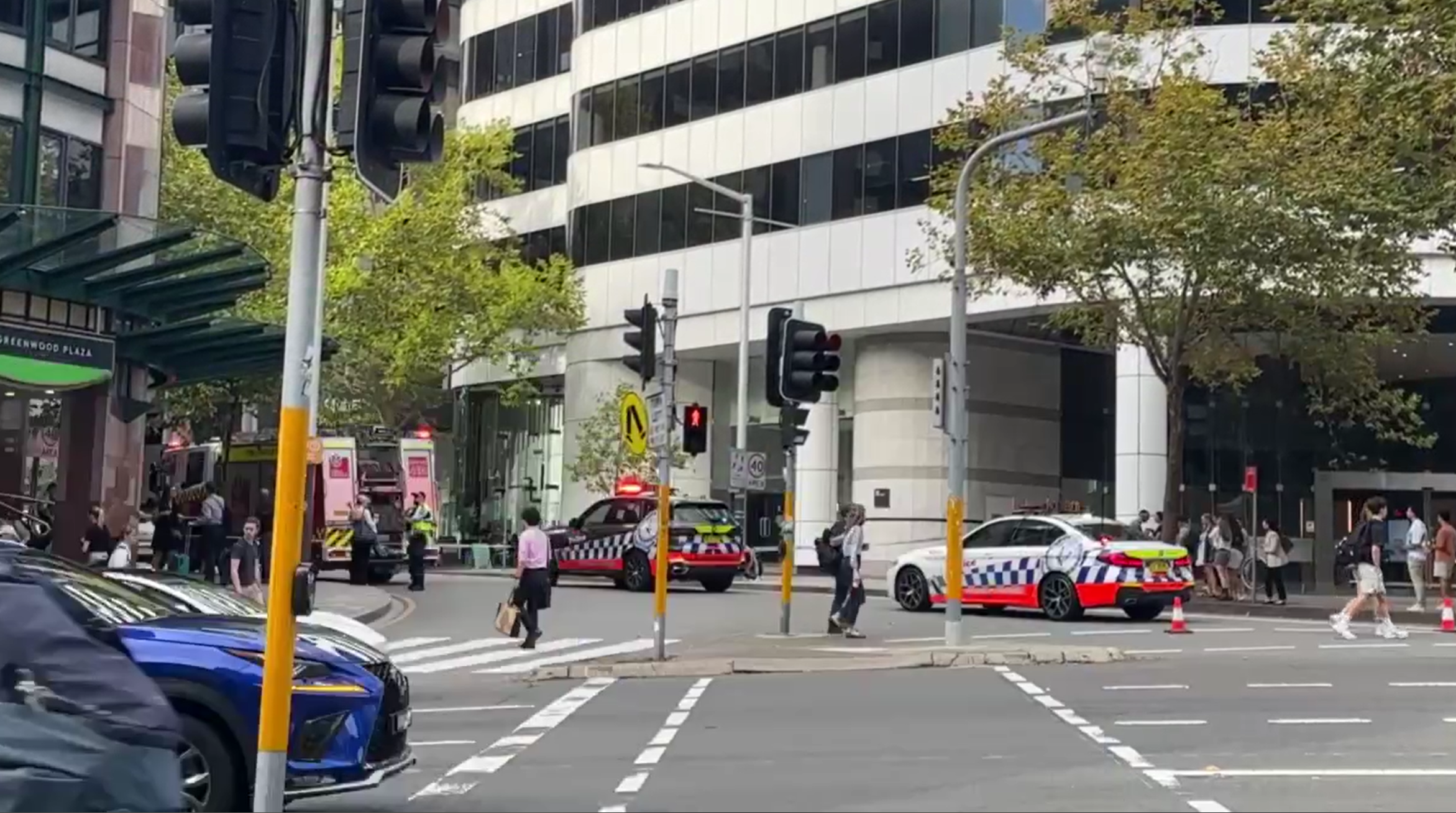 'Unknown item' locks down busy street in North Sydney