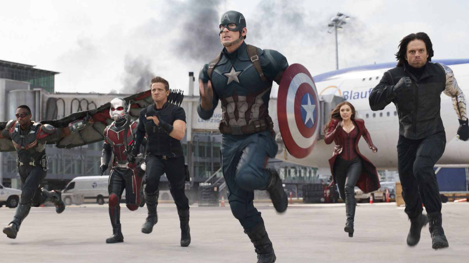 Anthony Mackie, de izquierda a derecha, Paul Rudd, Jeremy Renner, Chris Evans, Elizabeth Olsen y Sebastian Stan aparecen en una escena de Capitán América: Civil War.