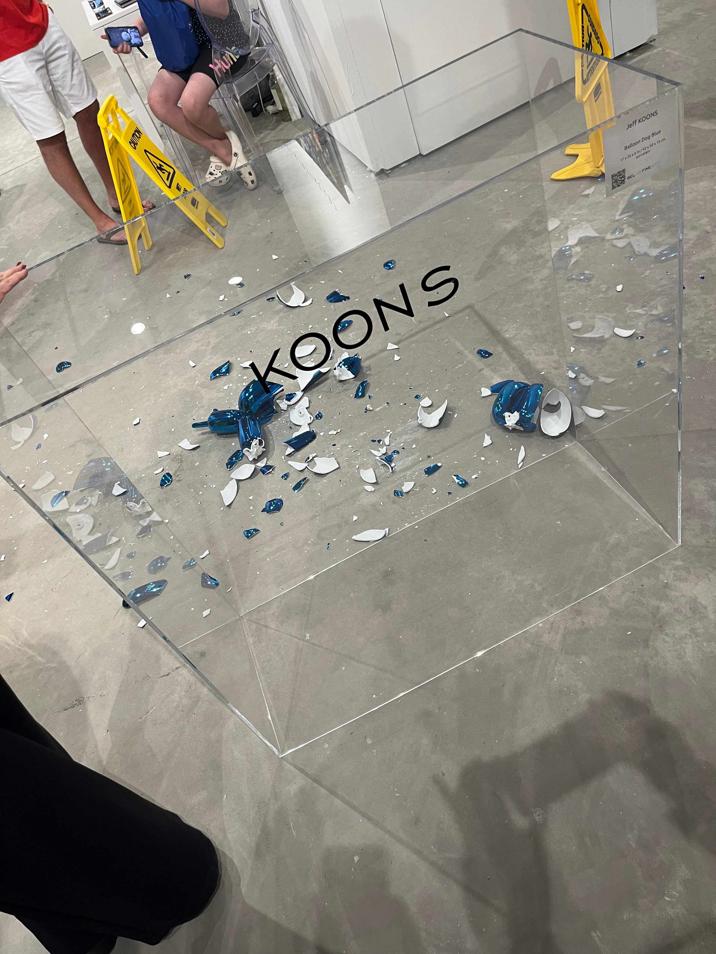 Un Jeff Koons de porcelana "perro globo" La escultura, valorada en alrededor de 61.000 dólares australianos, se rompió en pequeños pedazos después de que un coleccionista de arte pateara accidentalmente su podio en Art Wynwood en Miami.