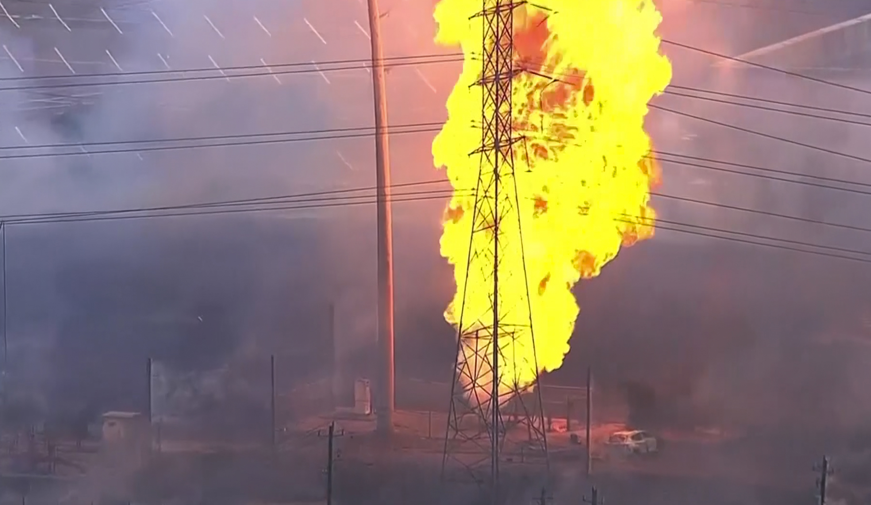 Una torre de llamas estalla en una explosión de un oleoducto en EE.UU.