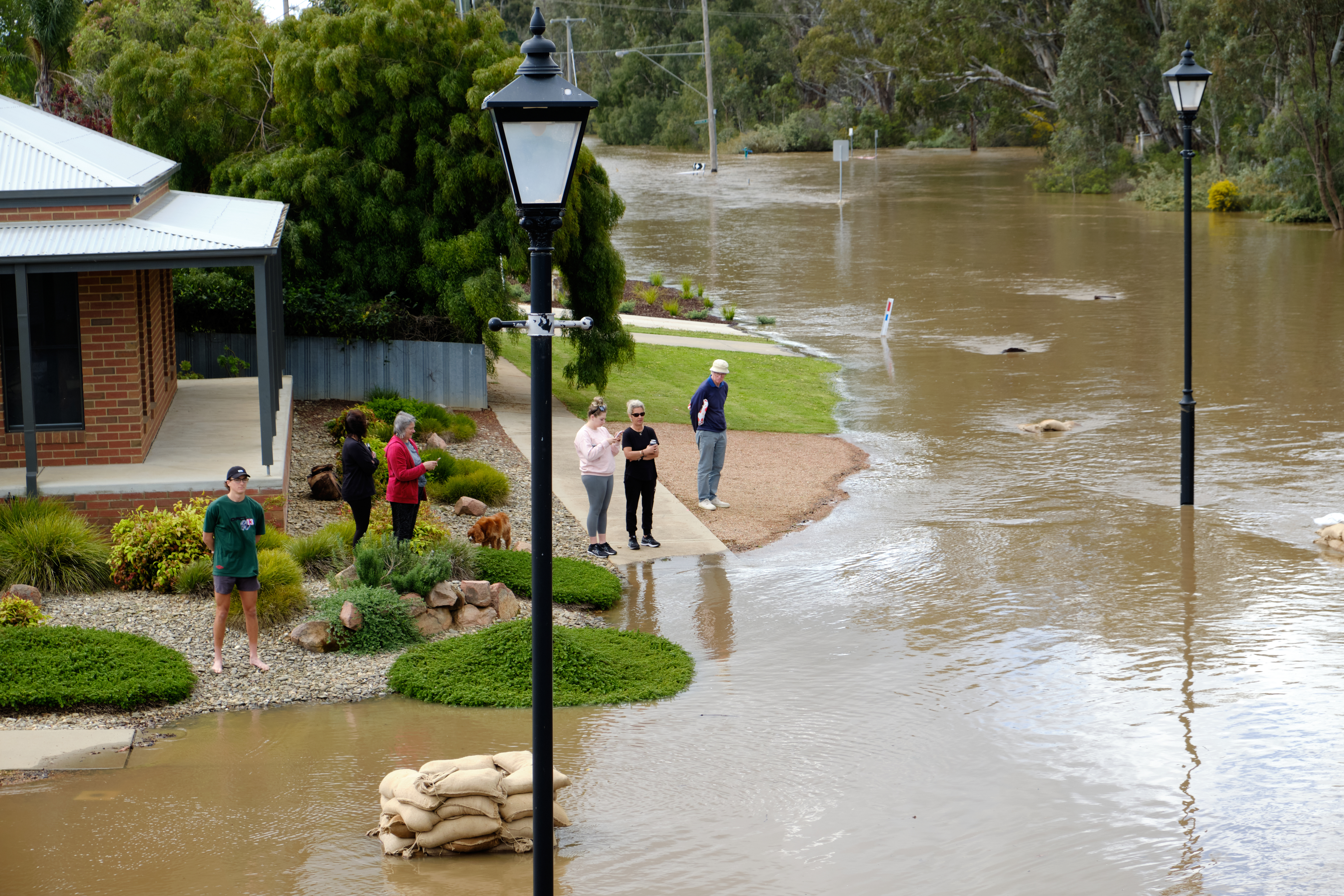 CFA, Army, and Airforce working together Sand baging along Campaspie Esp. In Echuca West