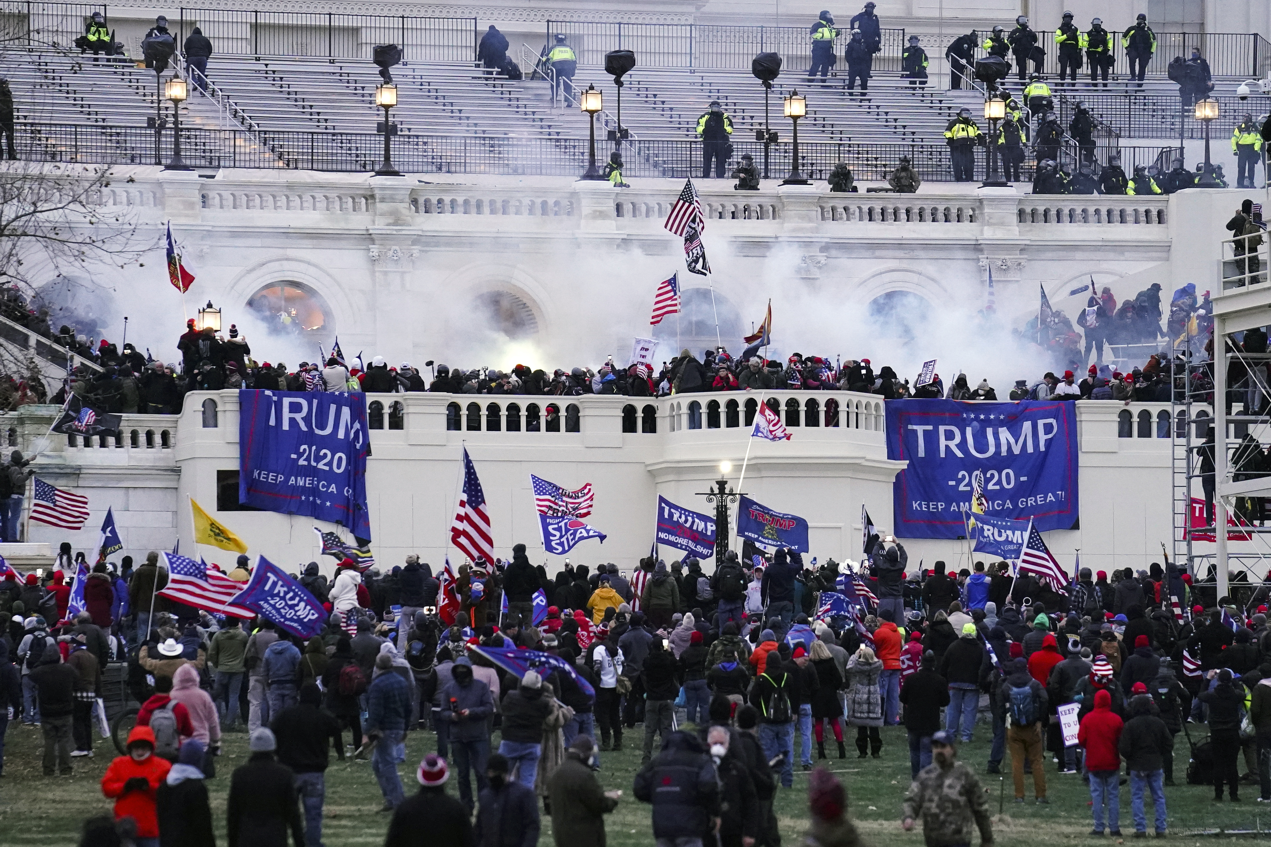 Manifestantes violentos asaltan el edificio del Capitolio el 6 de enero