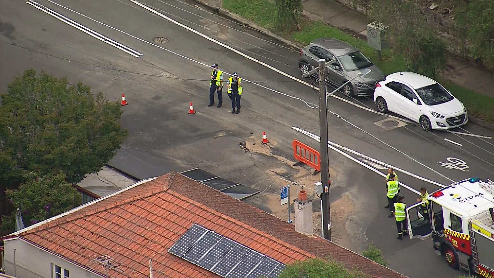 A burst pipe in Sydney's North Shore has cut off water to residents, caused flooding and sent murky water seeping into the harbour. 