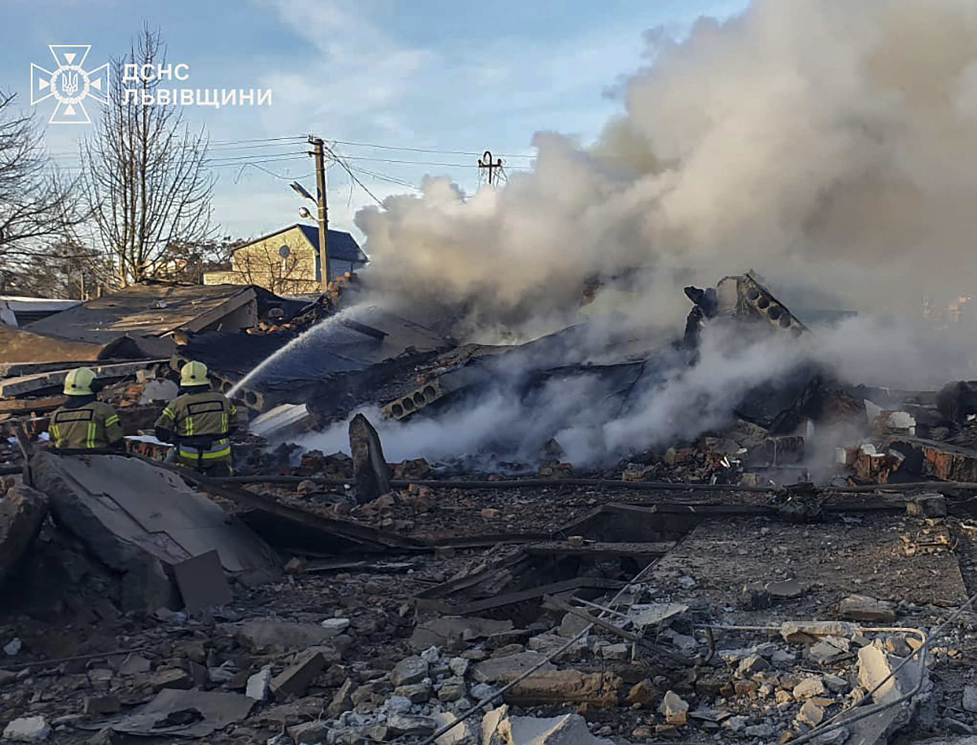 El personal de los servicios de emergencia trabaja para extinguir un incendio tras un ataque con cohetes rusos en Lviv, Ucrania, el domingo 17 de noviembre de 2024. 