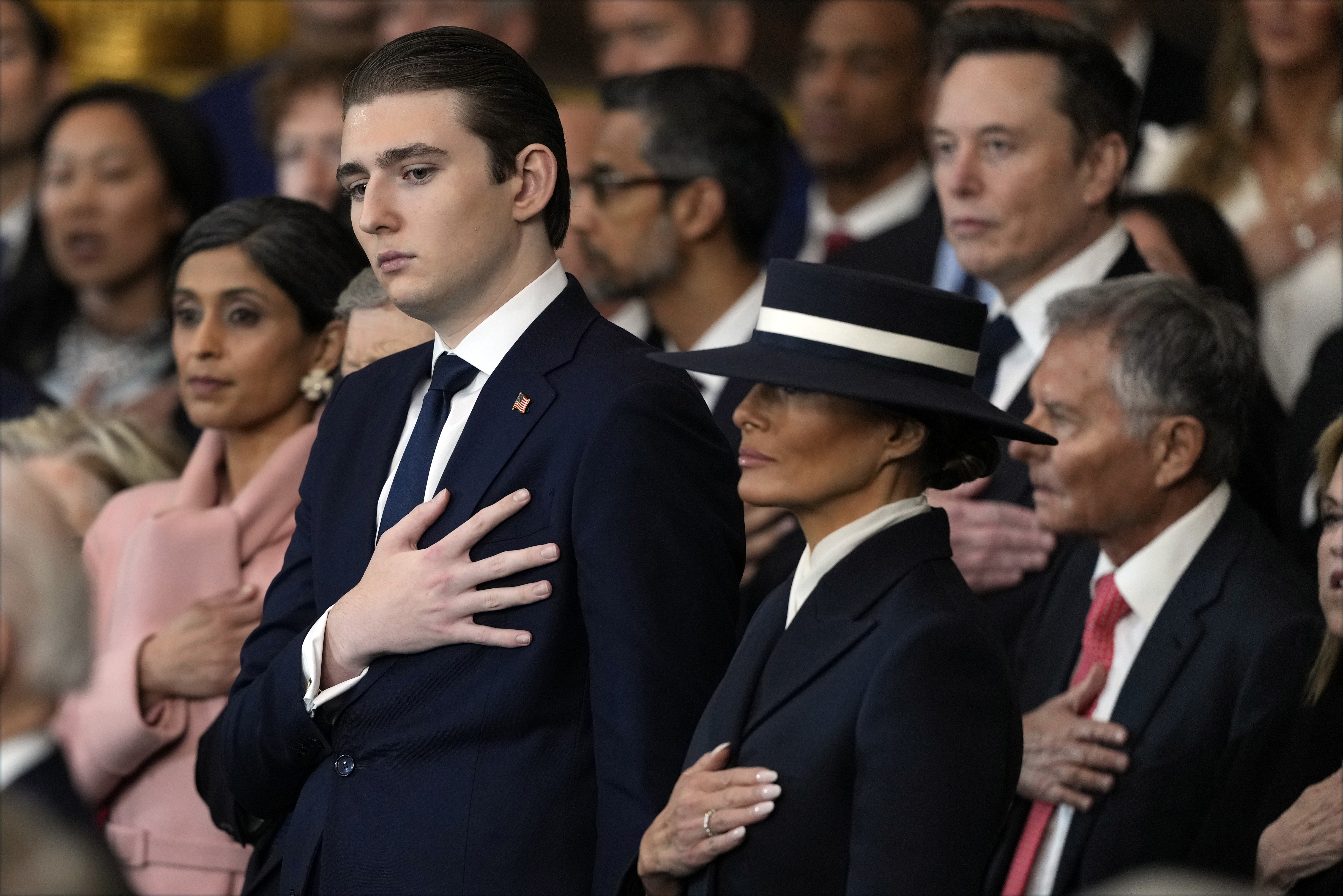 Barron Trump y la primera dama Melania Trump escuchan a Christopher Macchio cantar durante la 60ª inauguración presidencial en la Rotonda del Capitolio de Estados Unidos en Washington, el lunes 20 de enero de 2025. 