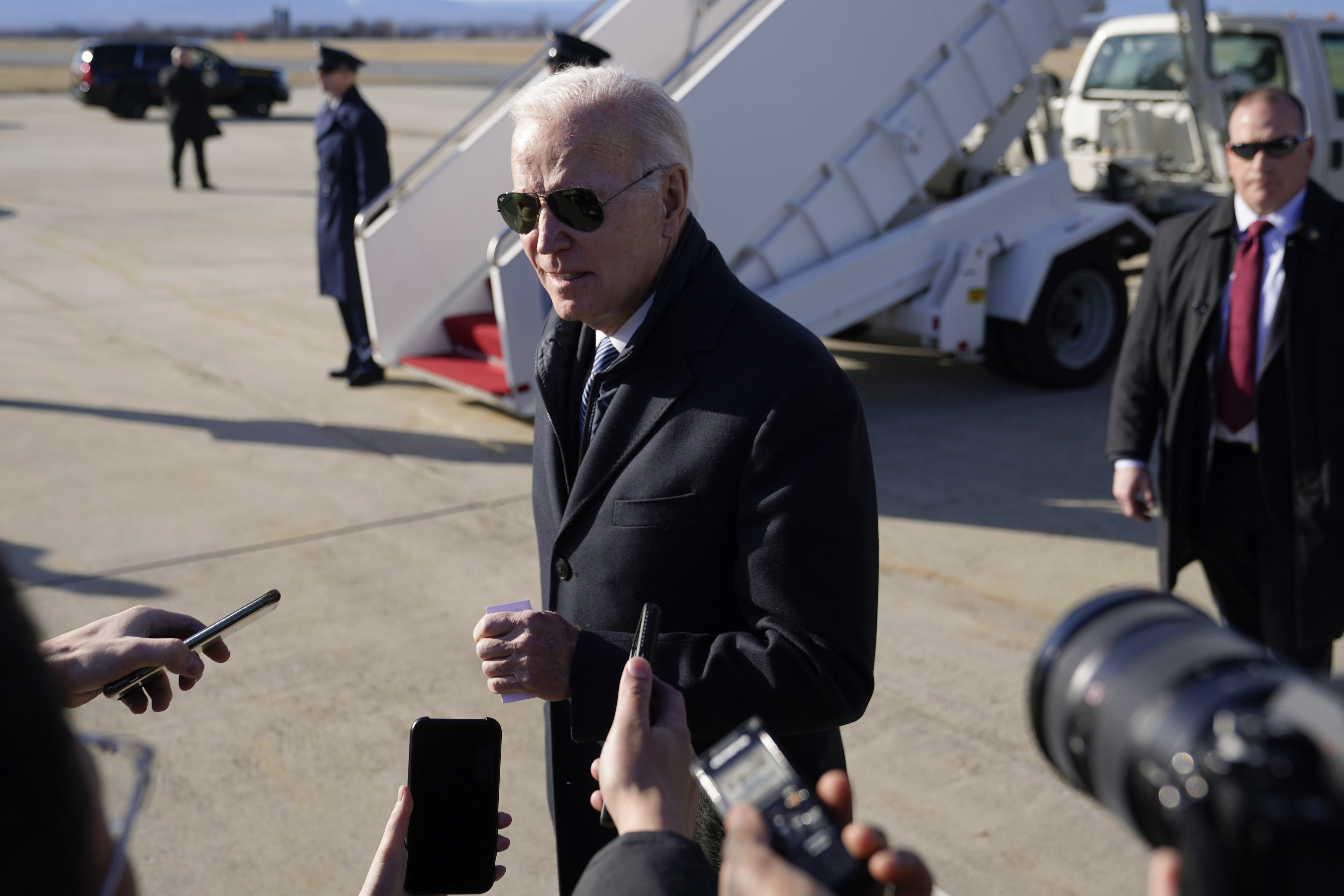 El presidente Joe Biden habla con miembros de la prensa después de bajarse del Air Force One en el Aeropuerto Regional de Hagerstown en Hagerstown, Maryland, el sábado 4 de febrero de 2023, de camino a Camp David para pasar el fin de semana. 