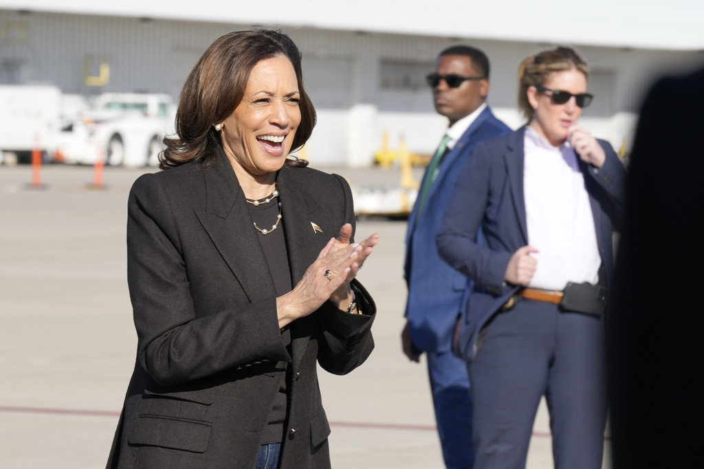 La vicepresidenta candidata demócrata a la presidencia, Kamala Harris, camina hacia el Air Force Two cuando sale del Aeropuerto Internacional Gerald R. Ford en Grand Rapids, Michigan, el viernes 18 de octubre de 2024, de camino a Lansing, Michigan (Foto AP/Jacquelyn Martin , Piscina)