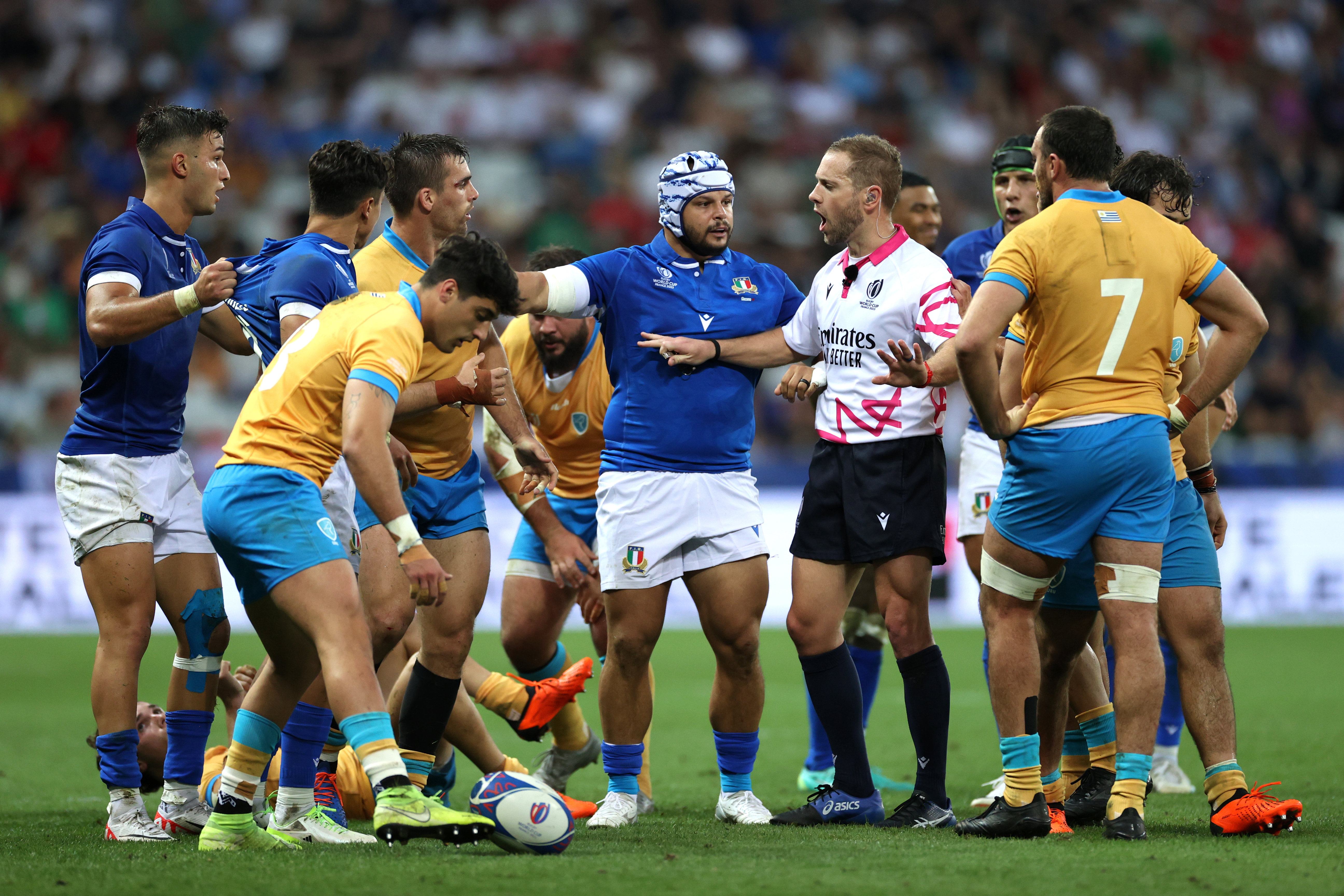 Referee Angus Gardner speaks with the players of Uruguay and Italy.