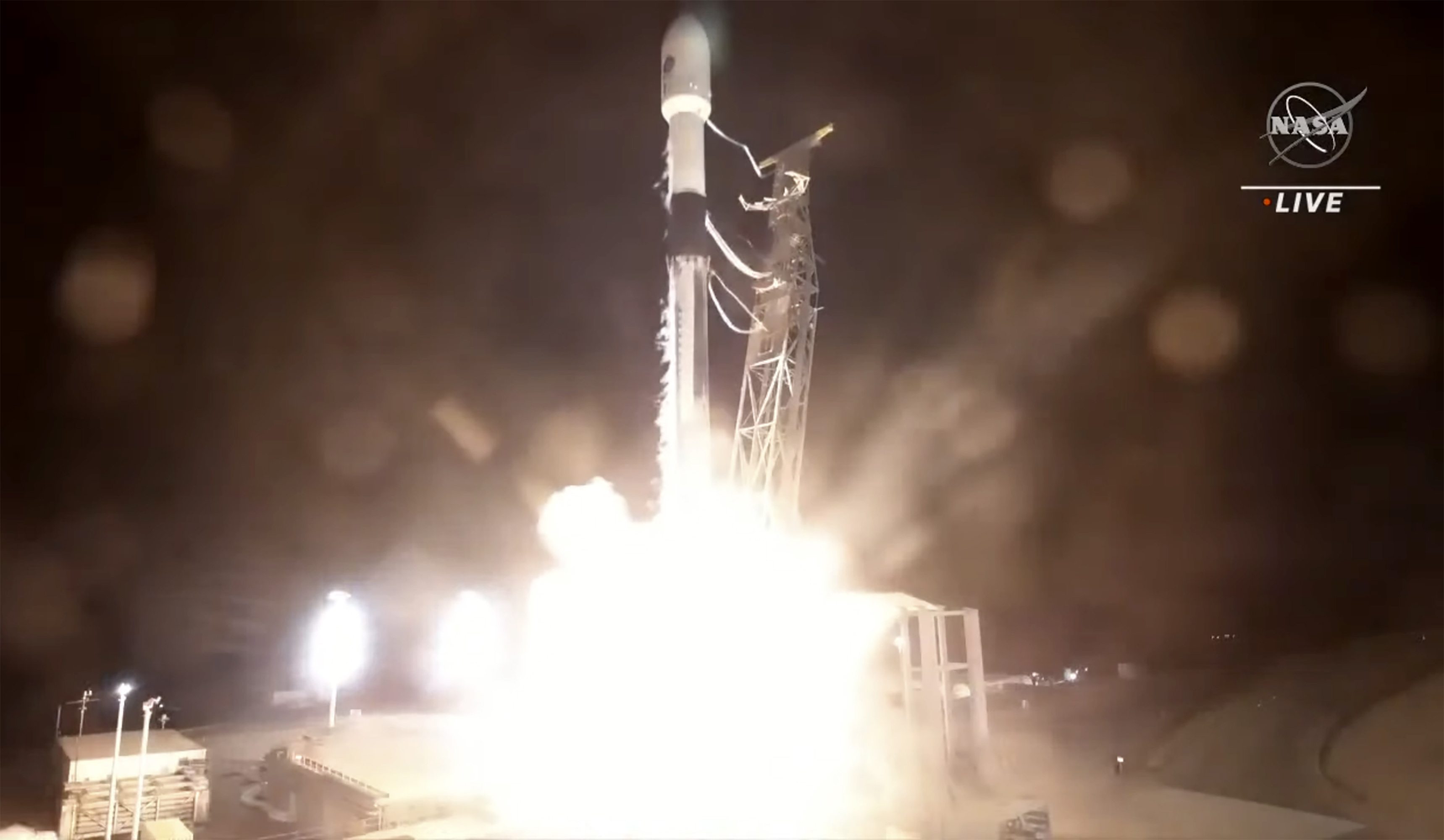 En esta imagen hecha a partir de un video proporcionado por la NASA, un cohete SpaceX que transporta el satélite Topografía de aguas superficiales y océanos despega de la Base de la Fuerza Espacial Vandenberg en California.
