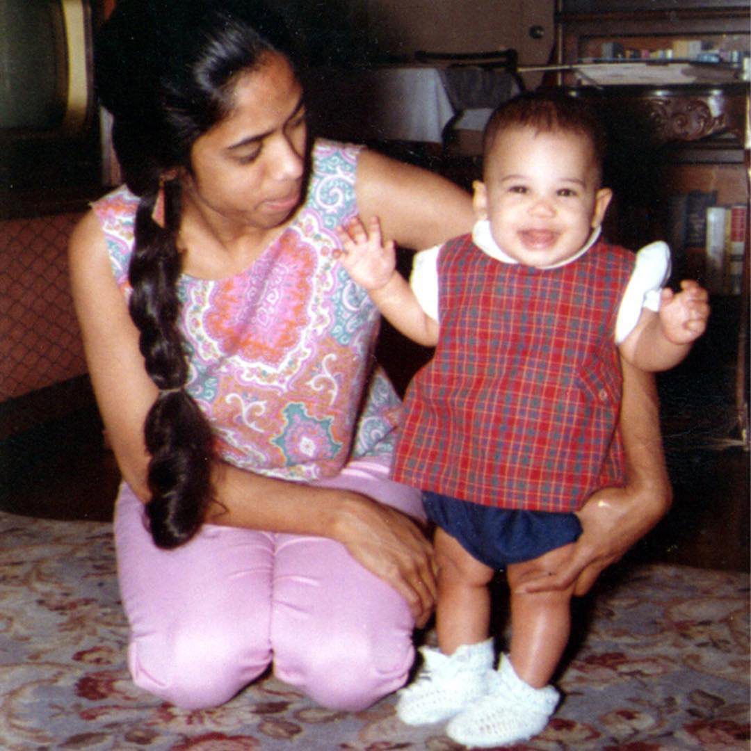 Una joven Kamala Harris con su madre