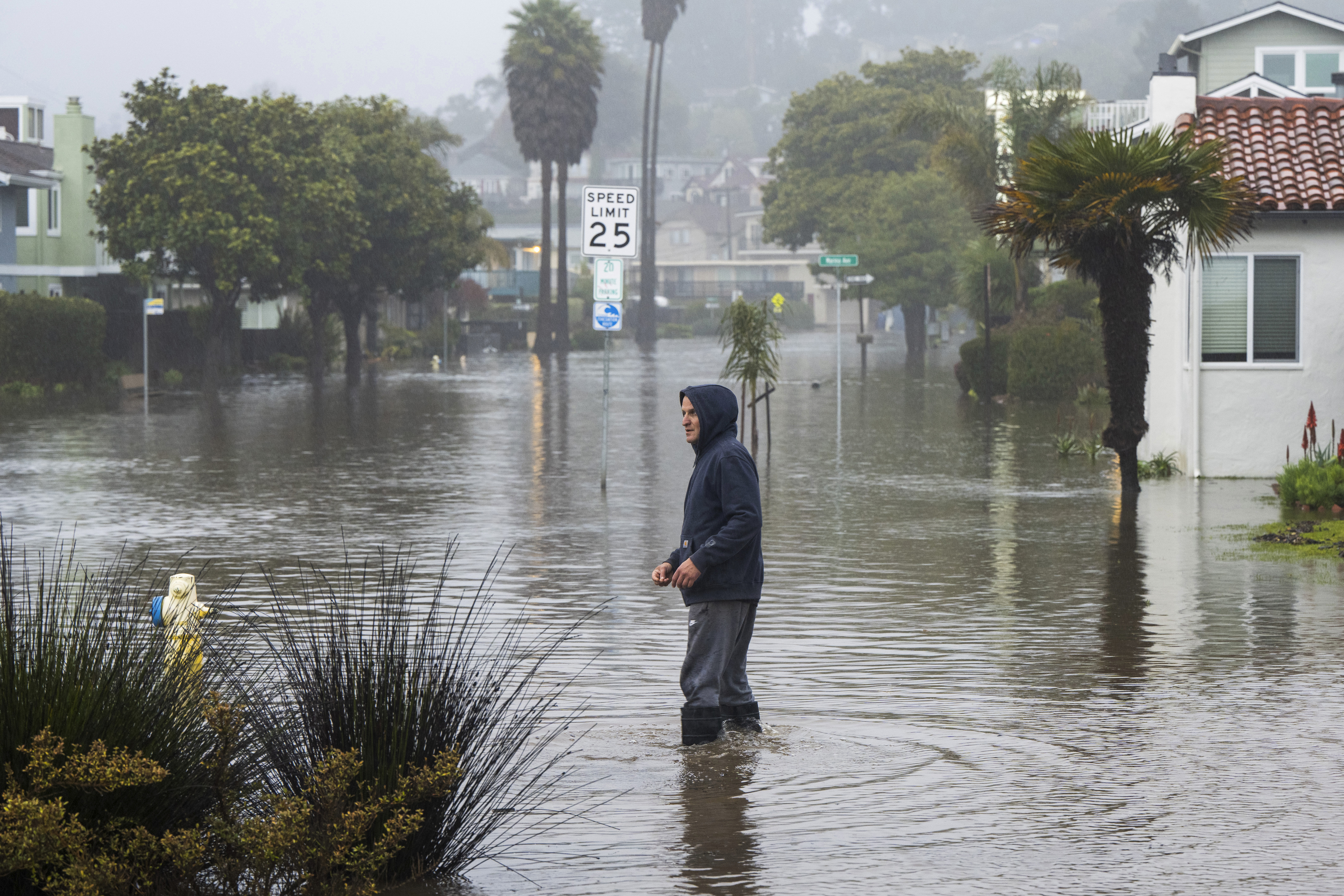 Inundación en California obliga a evacuaciones masivas, niño arrastrado