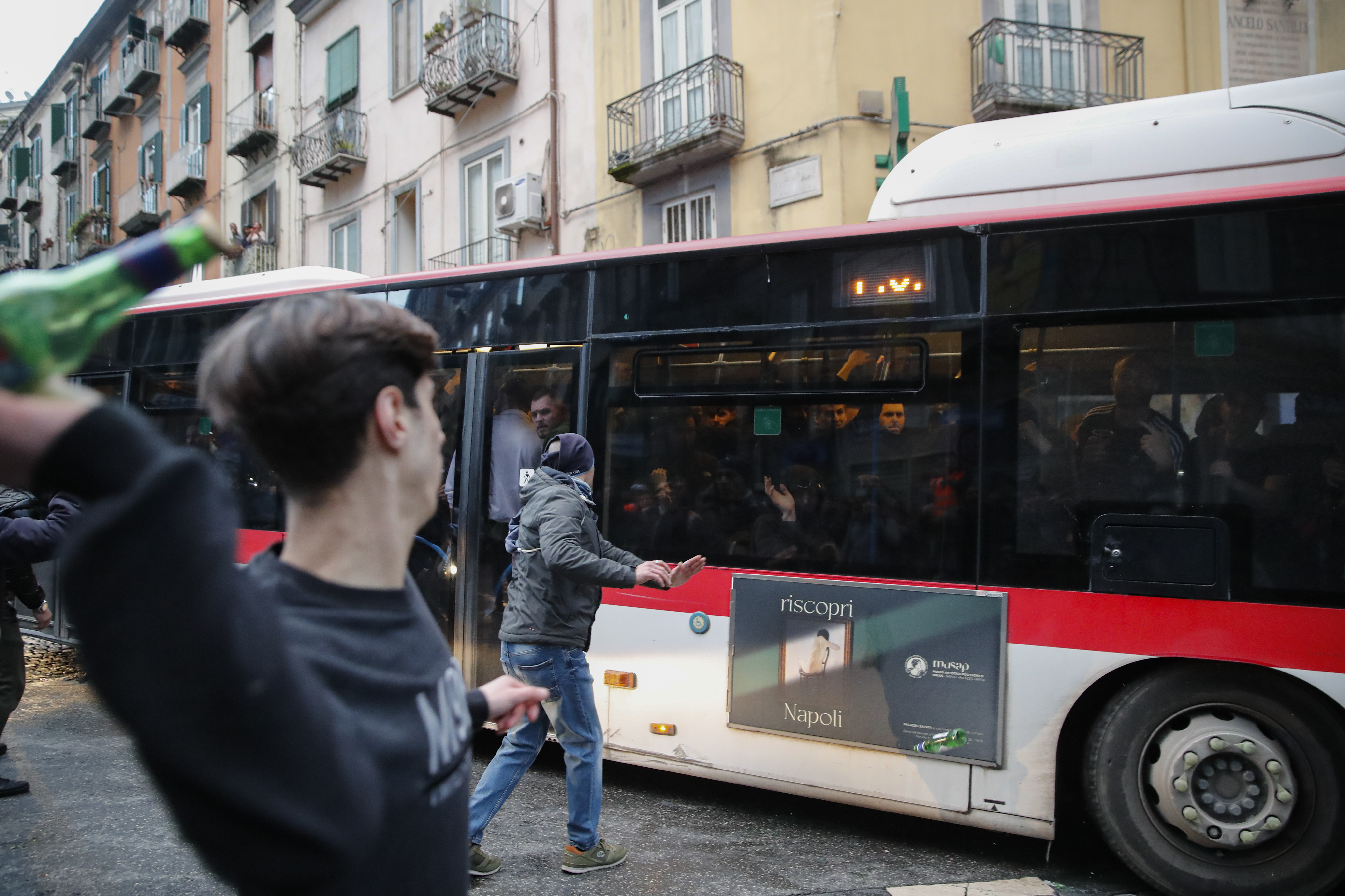 Napoli supporters attack a bus of Eitracht Frankfurt fans.