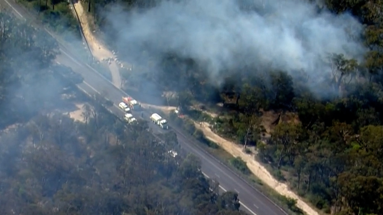 A﻿ small plane is believed to have crashed south west of Sydney.Smoke and fire have been seen in thick bushland near Appin Road at Appin in Macarthur.