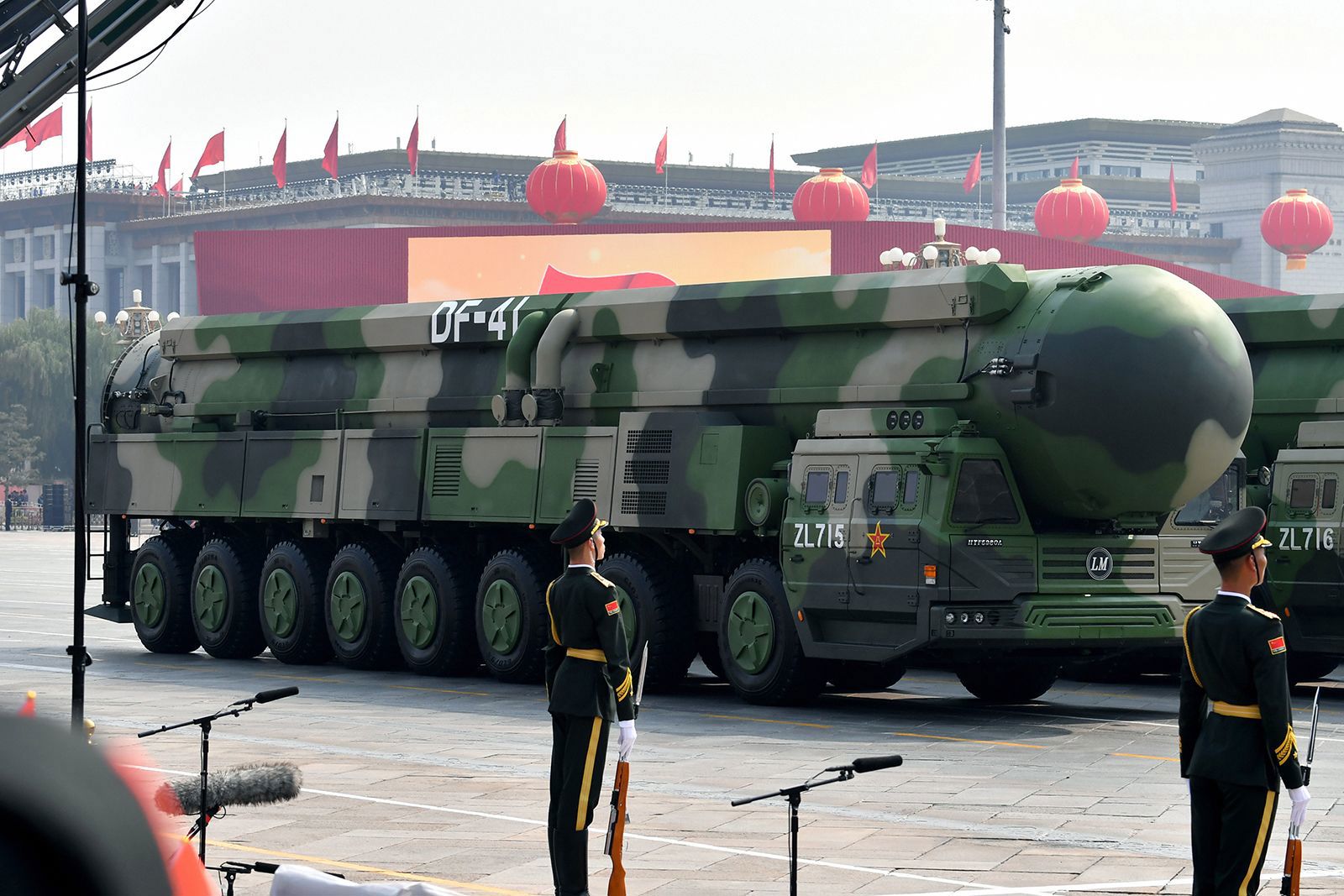 Vehículos militares que transportan misiles balísticos intercontinentales DF-41 avanzan durante un desfile para celebrar el 70 aniversario de la fundación de la República Popular China el 1 de octubre de 2019 en Beijing.