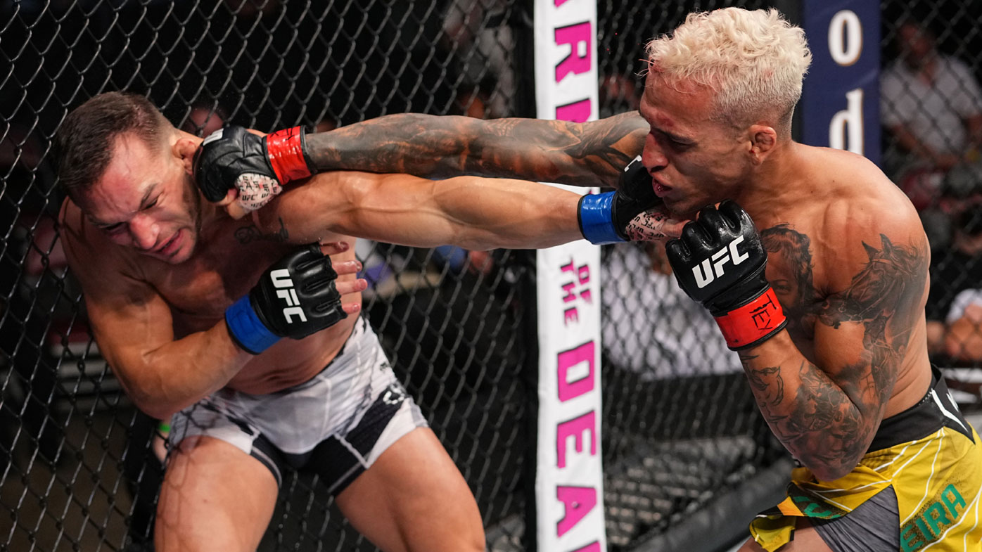 Oliveira KOs Chandler. 