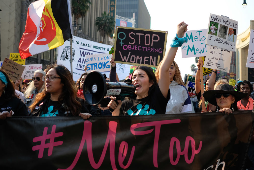 Activistas participan en la Marcha #MeToo 2018 en Hollywood, California. 